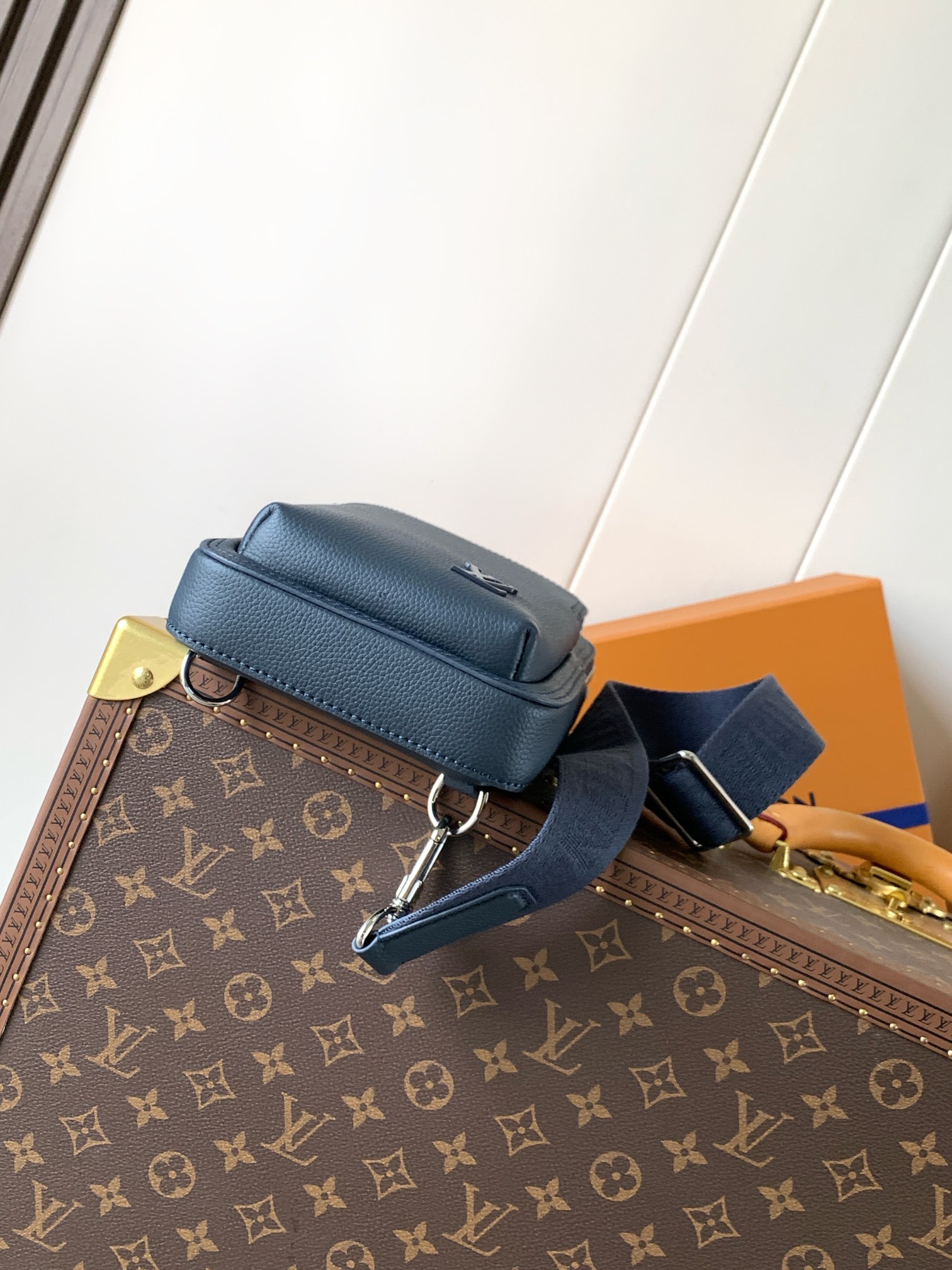 Louis Vuitton Avenue Sling Bag PM in Blue Leather - Image 4