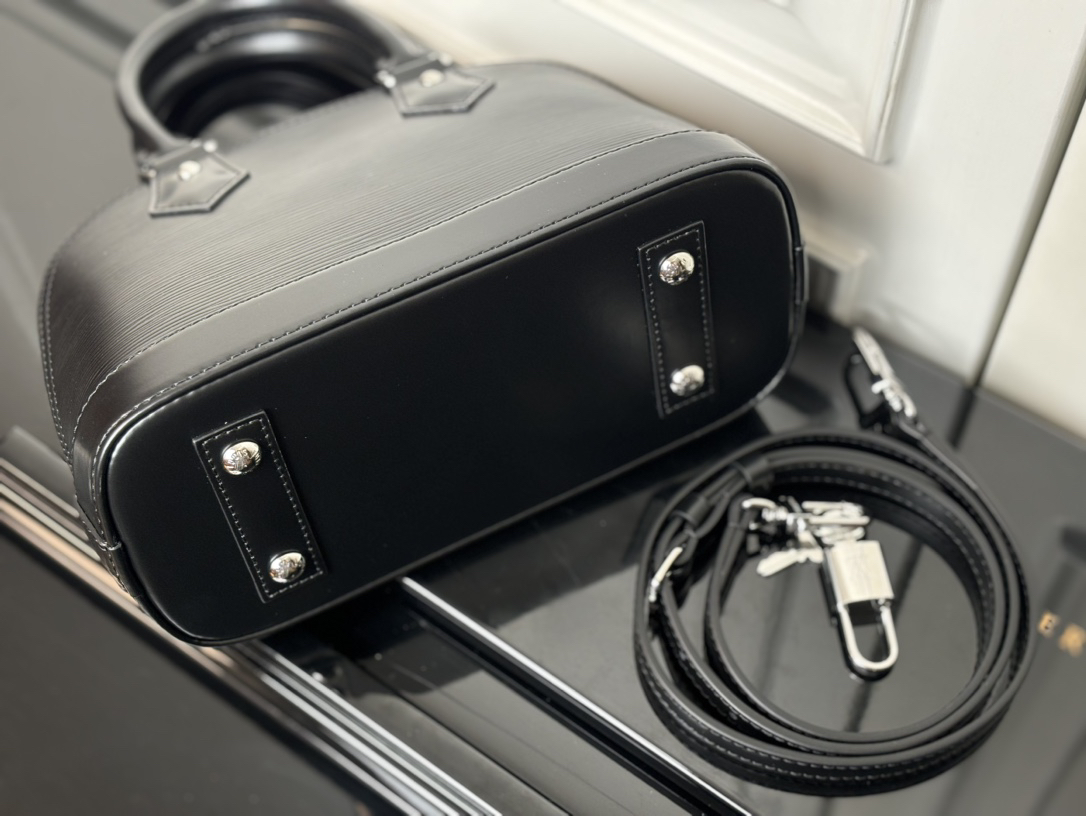 Louis Vuitton Alma BB Epi Leather Crossbody Bag - Image 4