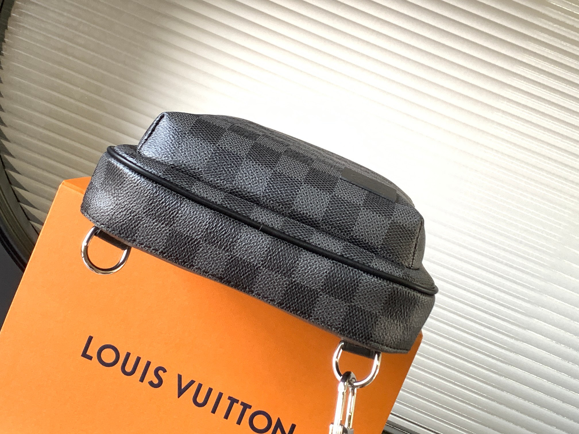 Louis Vuitton Avenue Shoulder Bag in Damier Graphite Canvas - Image 4