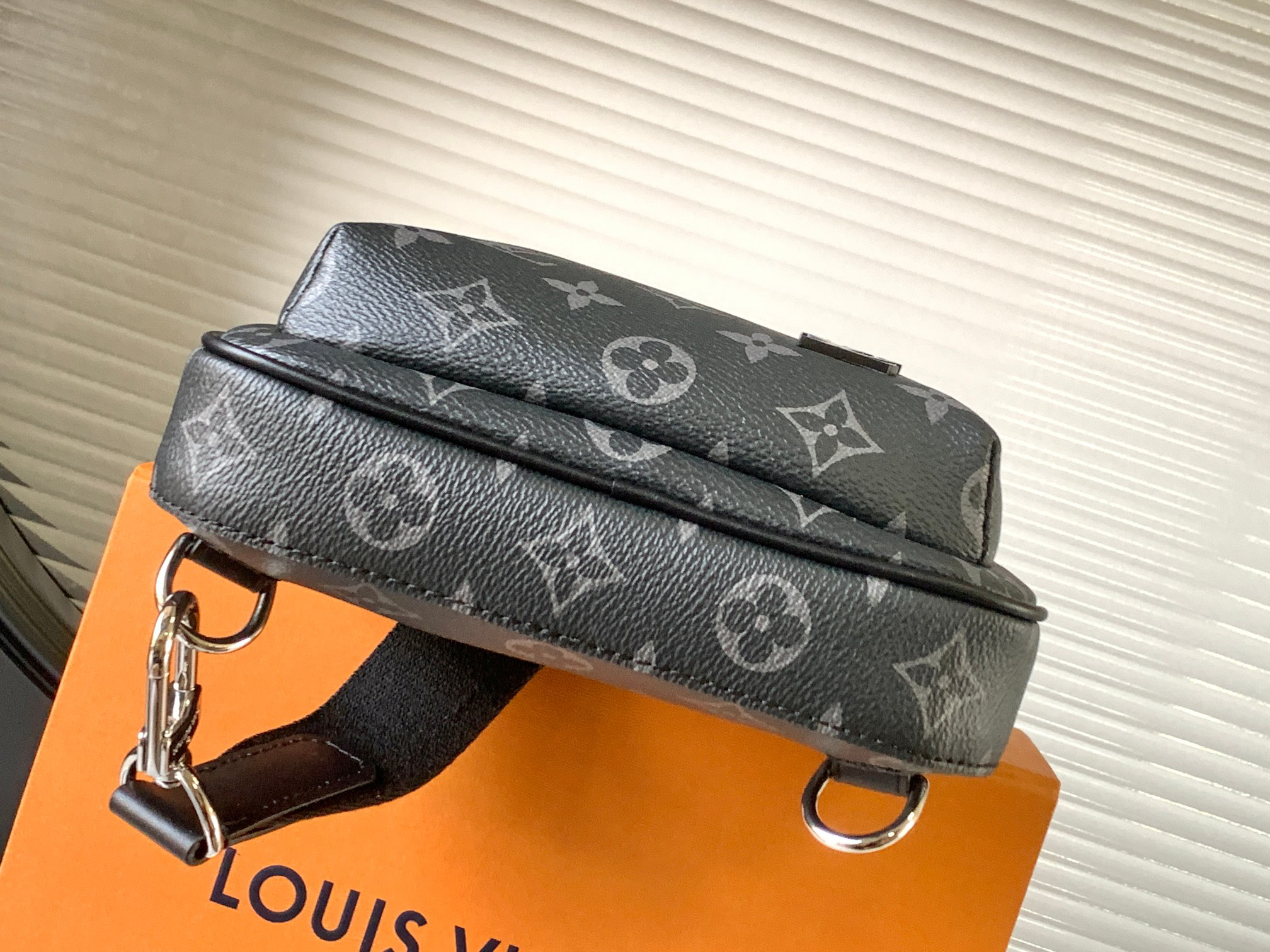 Louis Vuitton Avenue Shoulder Bag in Damier Graphite - Image 4