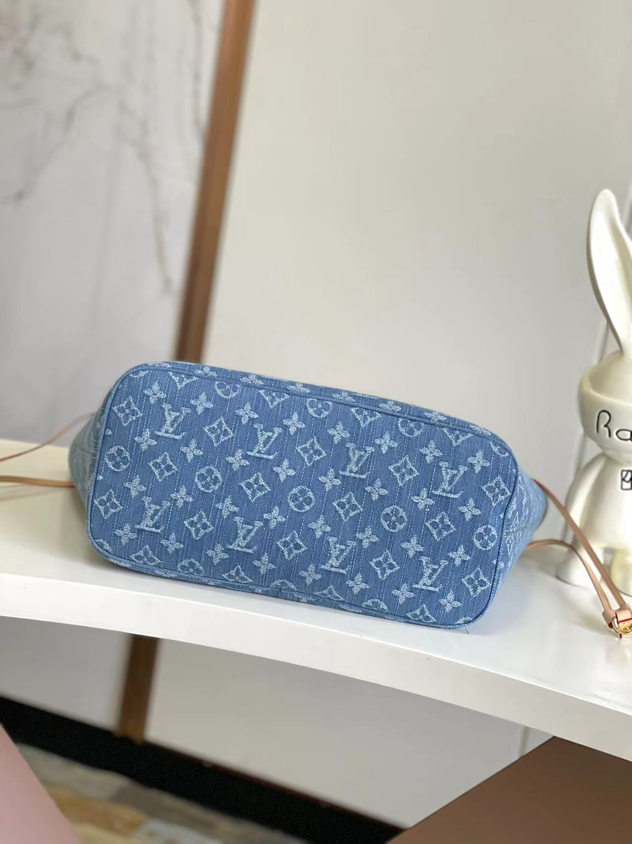 Louis Vuitton Neverfull MM Tote Bag in Blue Monogram Denim - Image 4
