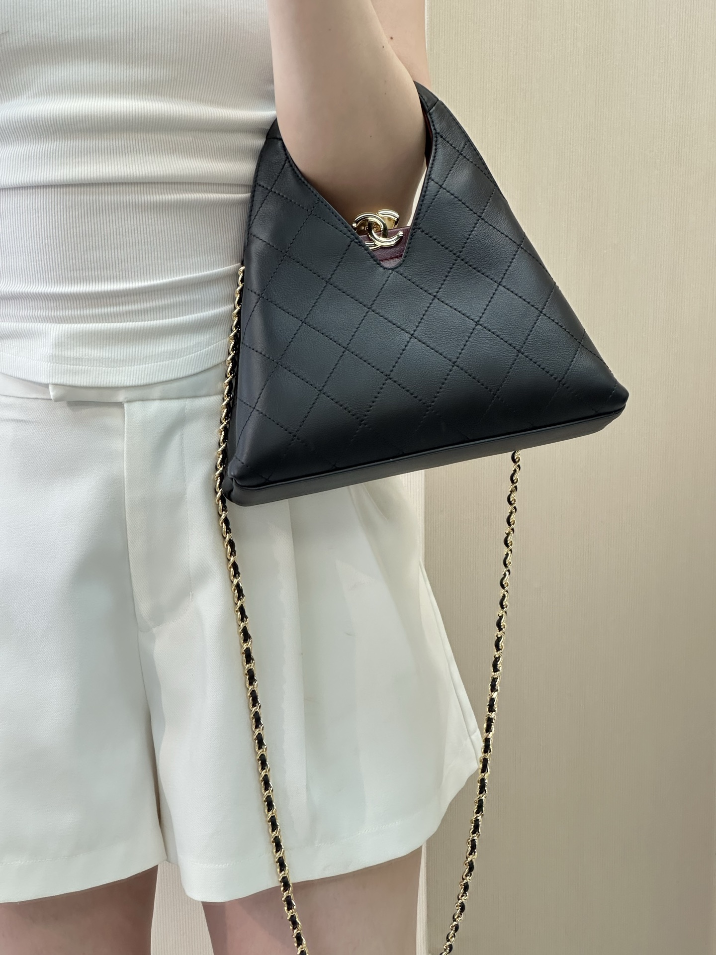 Chanel 26A Black Leather Triangular Hobo Shoulder Bag - Image 4