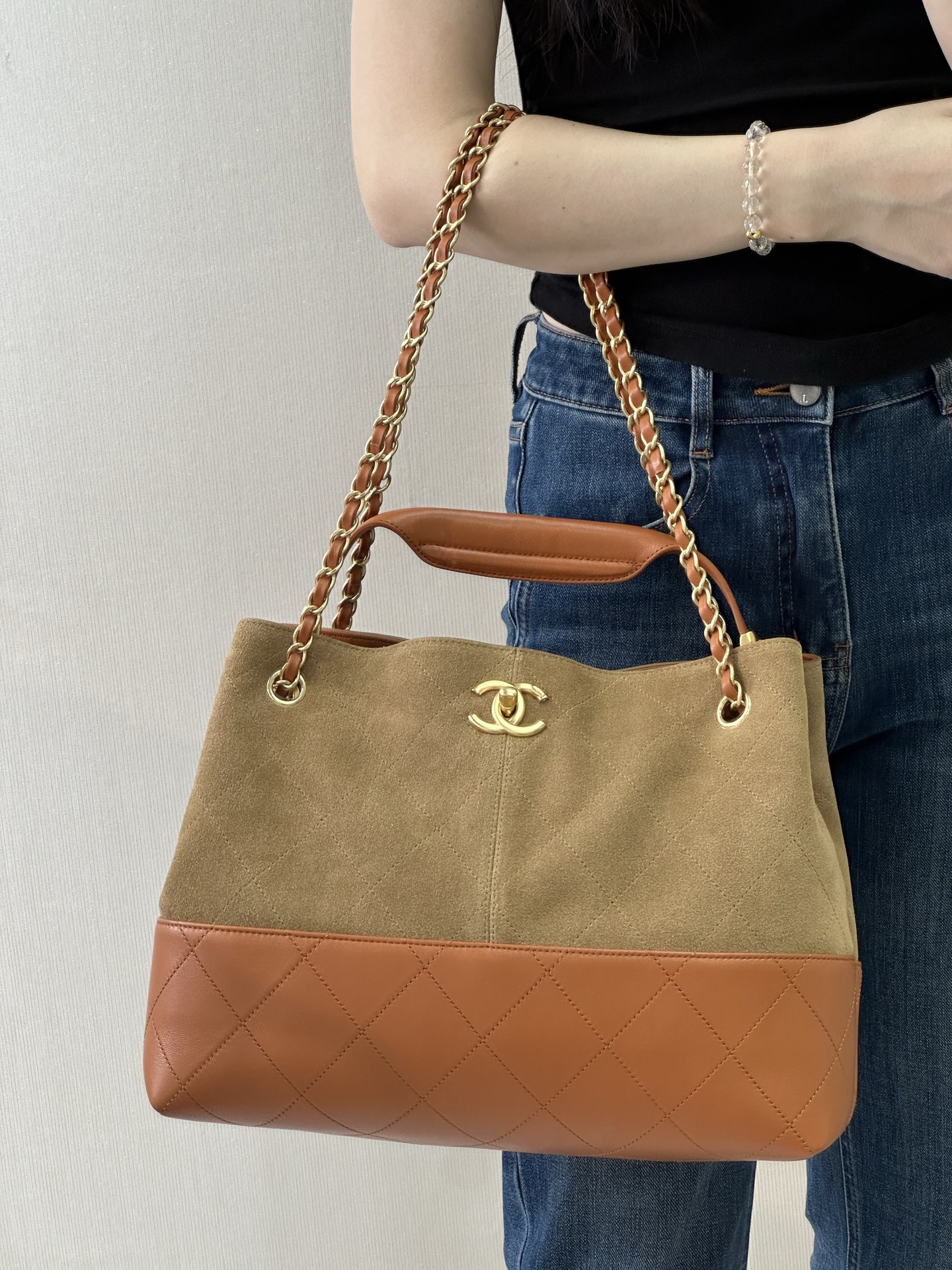 Chanel Handbag with Geometric Pattern and Color-Block Design - Image 4