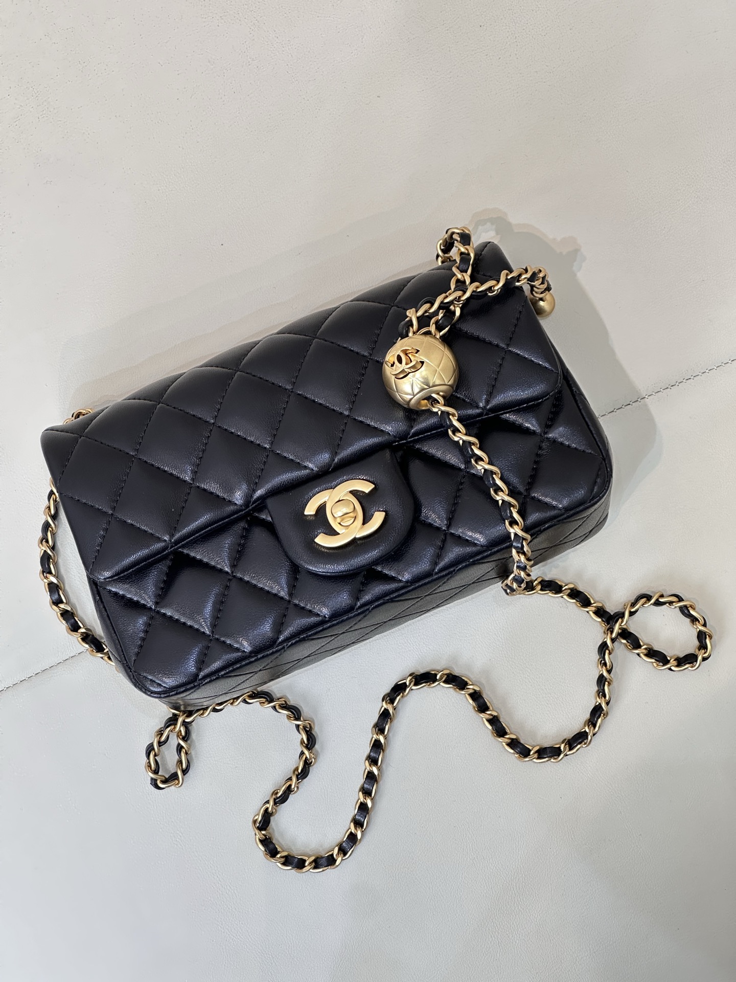 Chanel Quilted Gold Ball Chain Crossbody Bag - Image 4