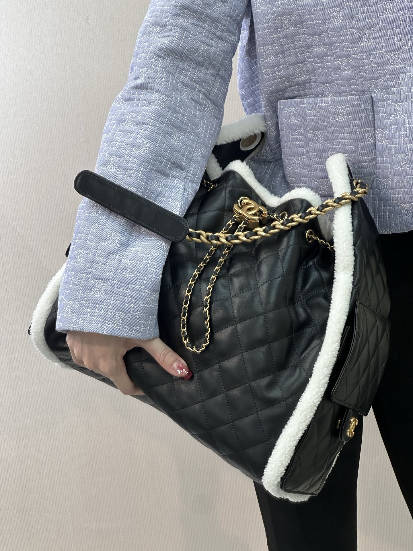 Chanel Shearling Hobo Handbag - Image 4