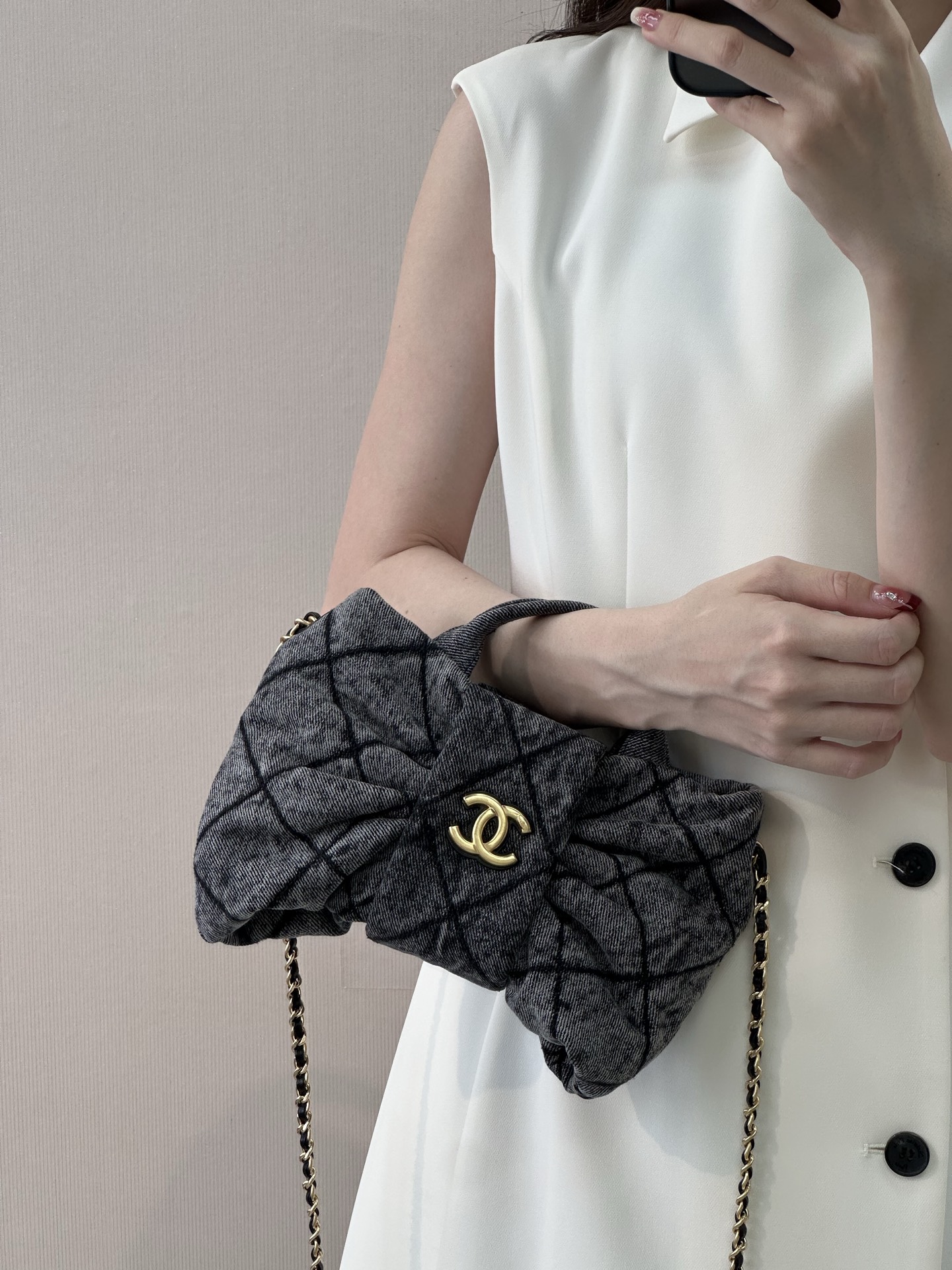 Chanel Butterfly-Bow Crossbody Bag - Image 4