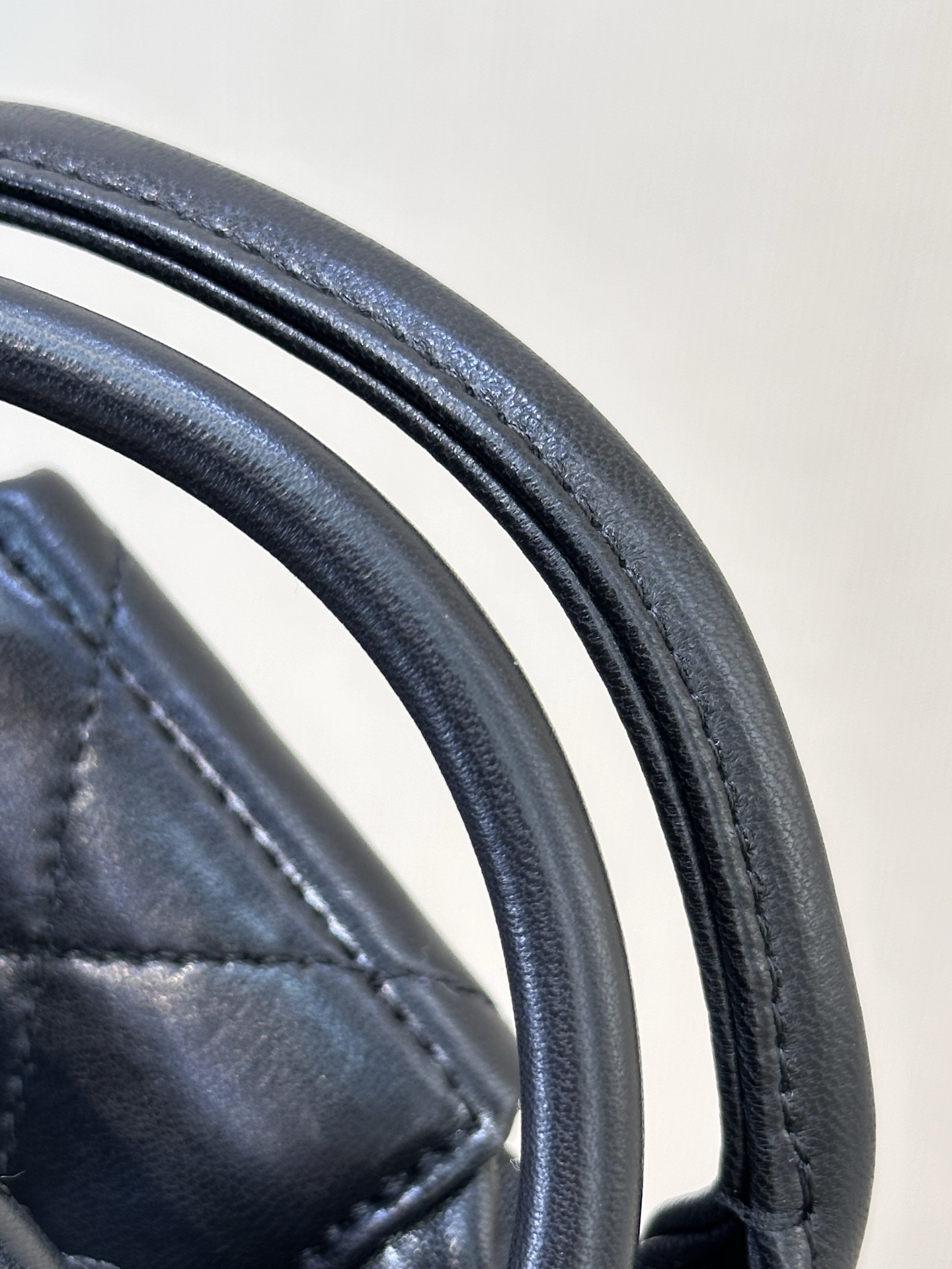 Chanel Bow Lambskin Handbag - Image 4