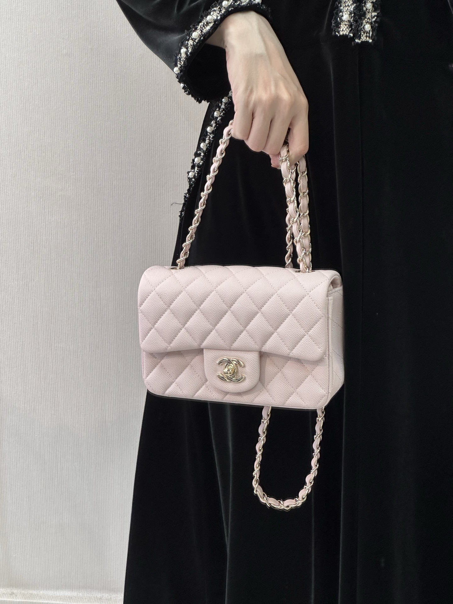 Chanel Classic Flap Mini Shoulder Bag in Pink Lambskin - Image 4