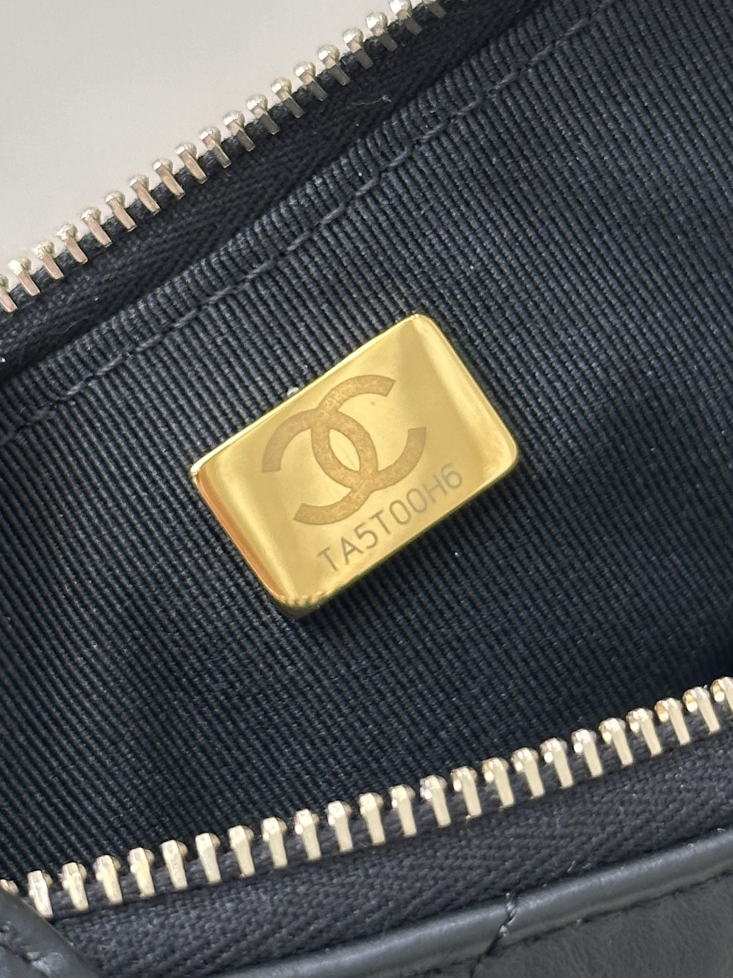 Chanel 23K Vintage-Style Leather Shoulder Bag - Image 4