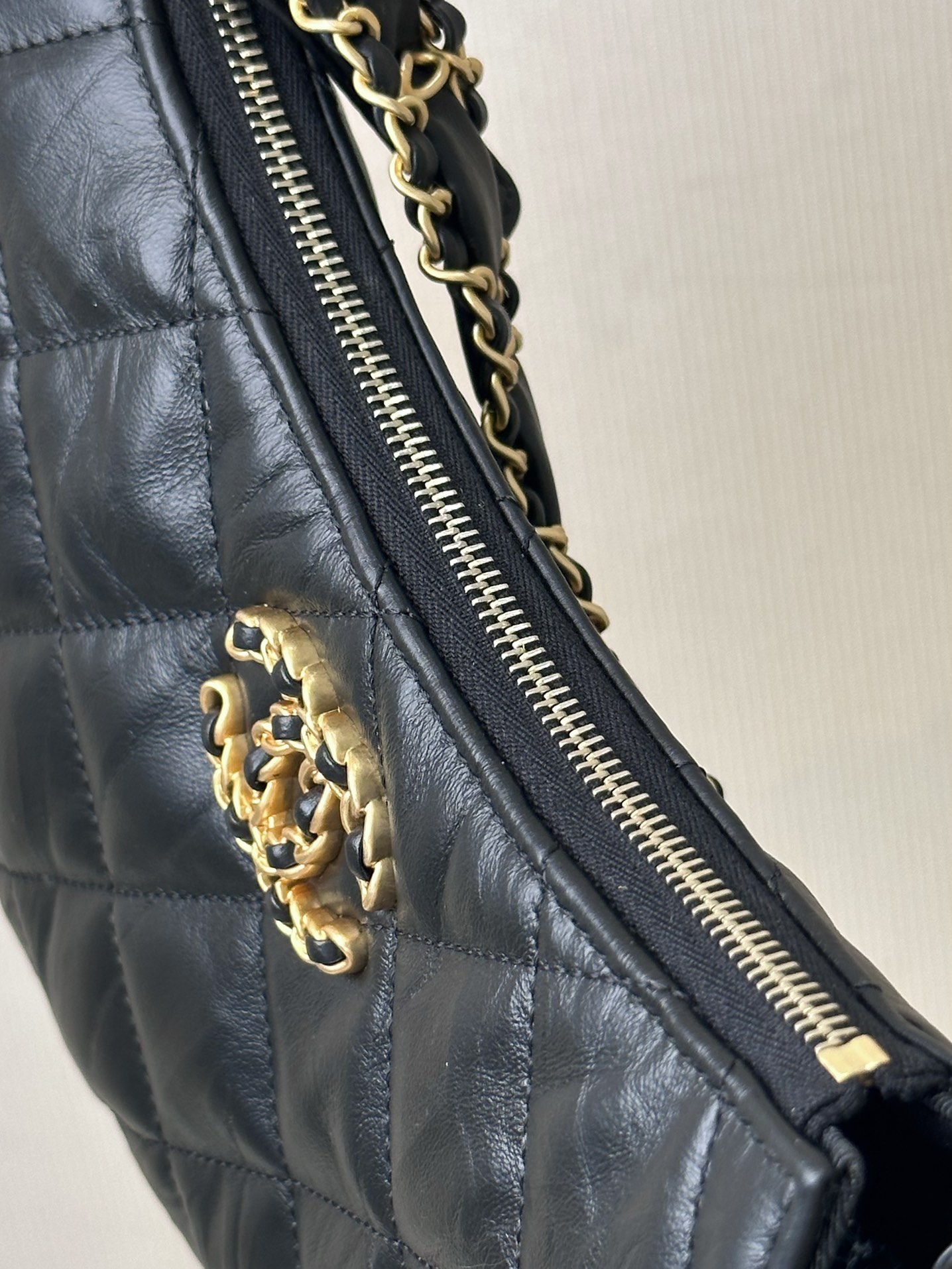 Chanel 23K Small Chain Shoulder Bag 4422 - Image 4