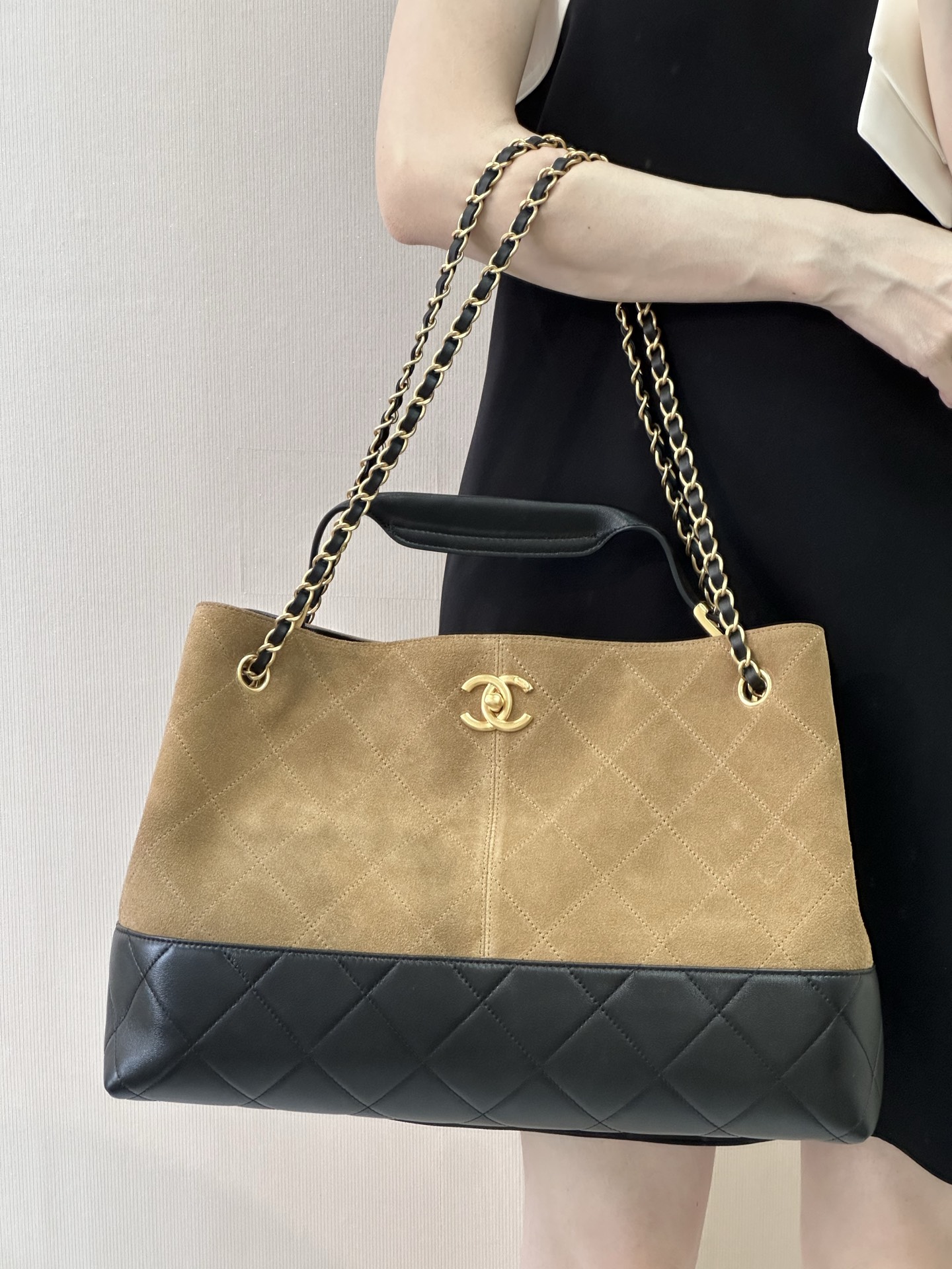 Chanel 5657 Large Deerskin Shoulder Bag - Image 4