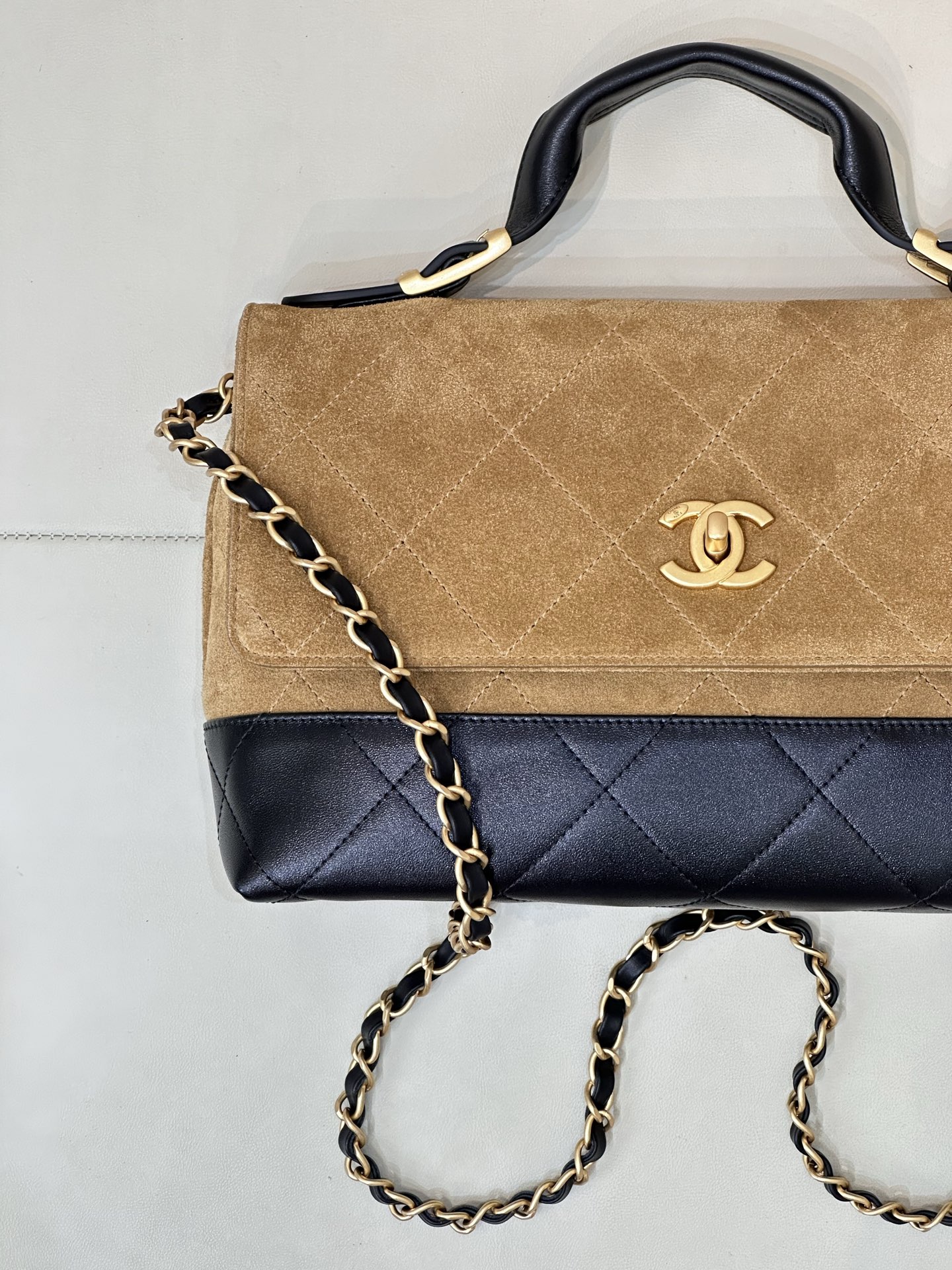 Chanel Deer Leather Messenger Bag - Image 4