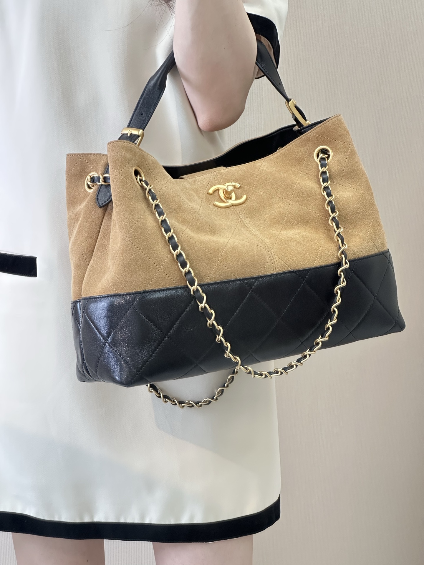 Chanel 25A Handcrafted Box Handbag - Image 4