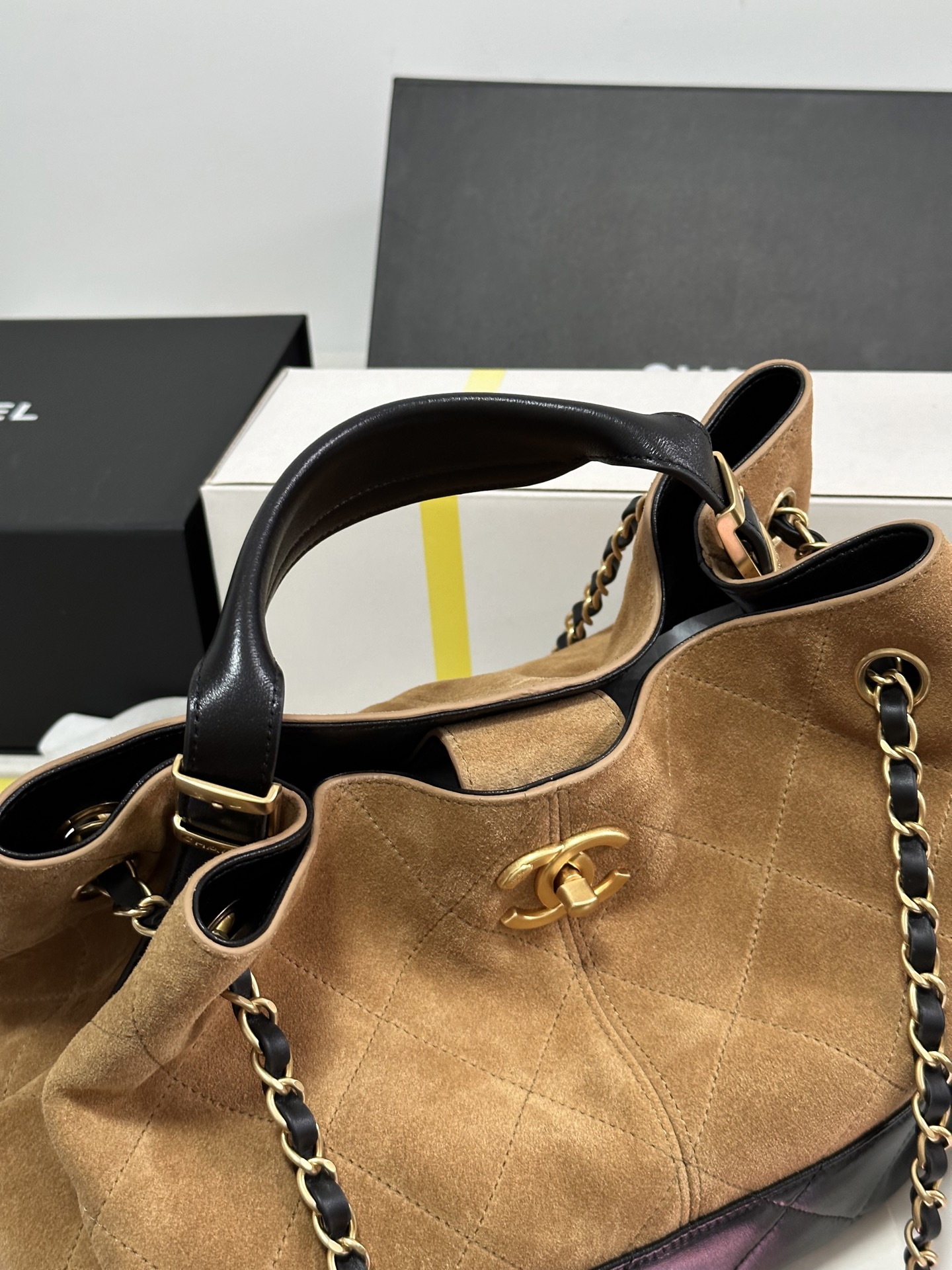 Chanel 25A Small Calfskin and Lambskin Tote Bag - Image 4