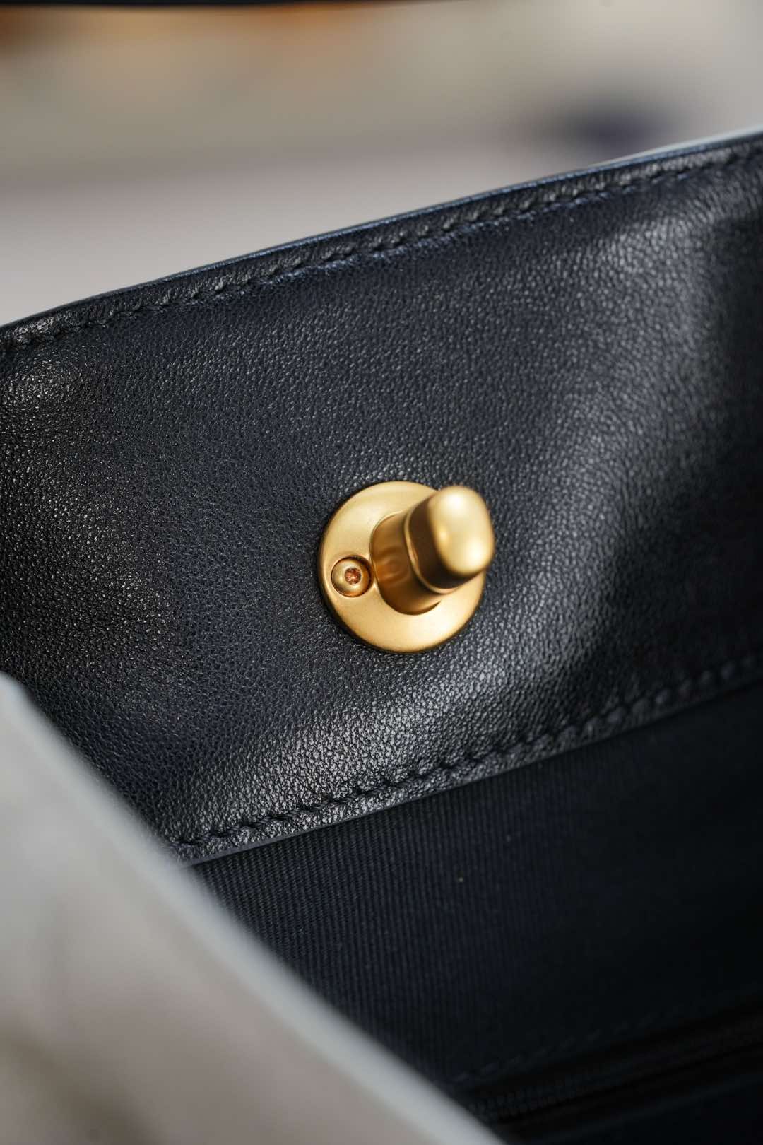 Chanel 25A Cowhide Quilted Handbag in Beige and Gray - Image 4
