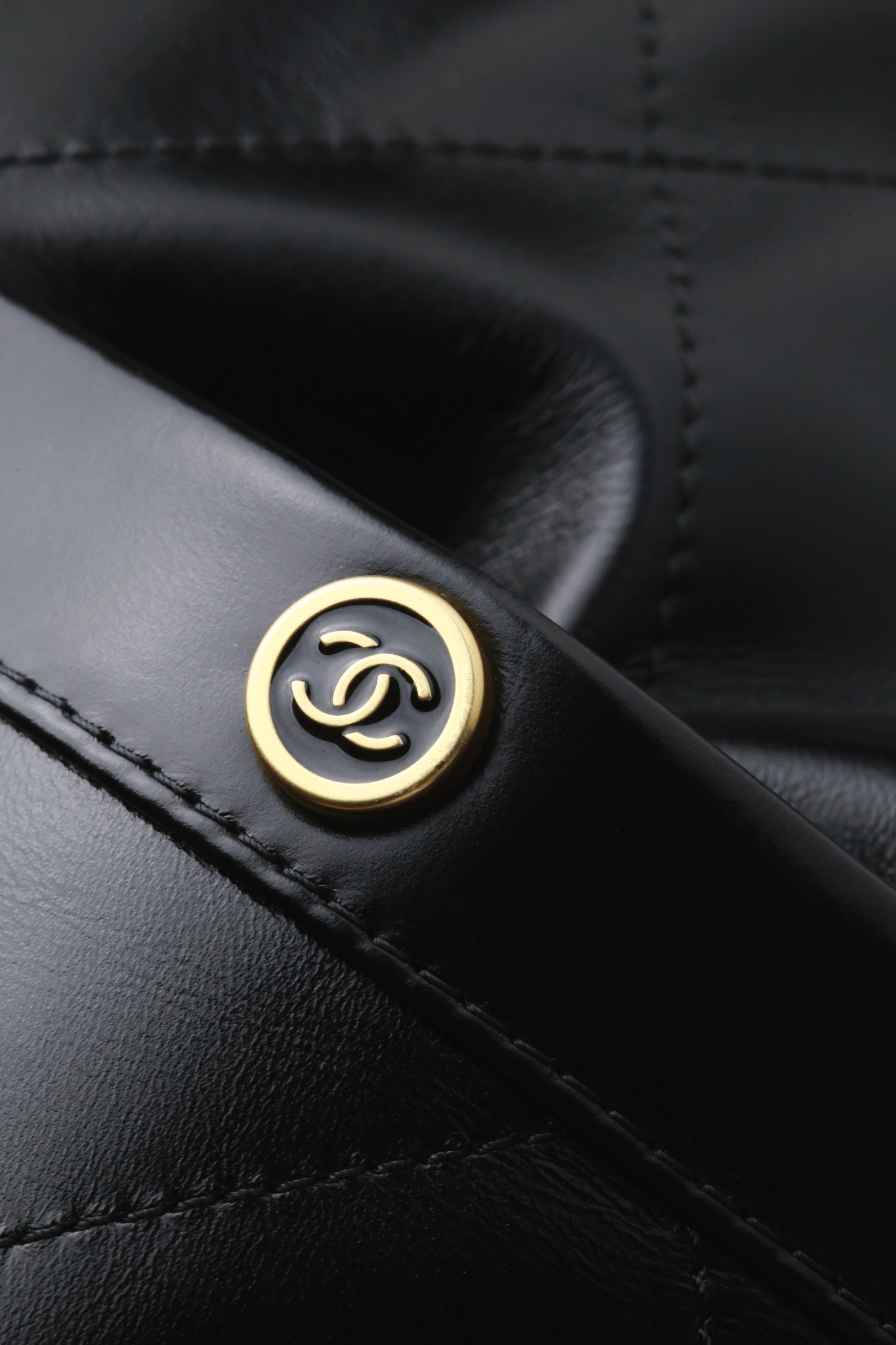 CHANEL 24B 22 Double-Compartment Leather Shoulder Bag - Image 4