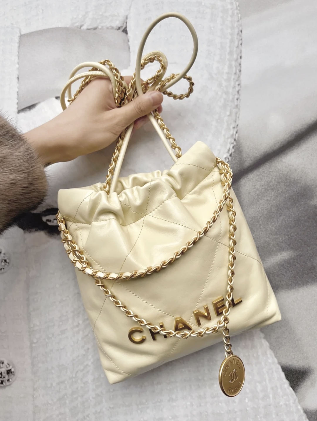 Chanel Mini 22 Leather Shoulder Bag - Image 4