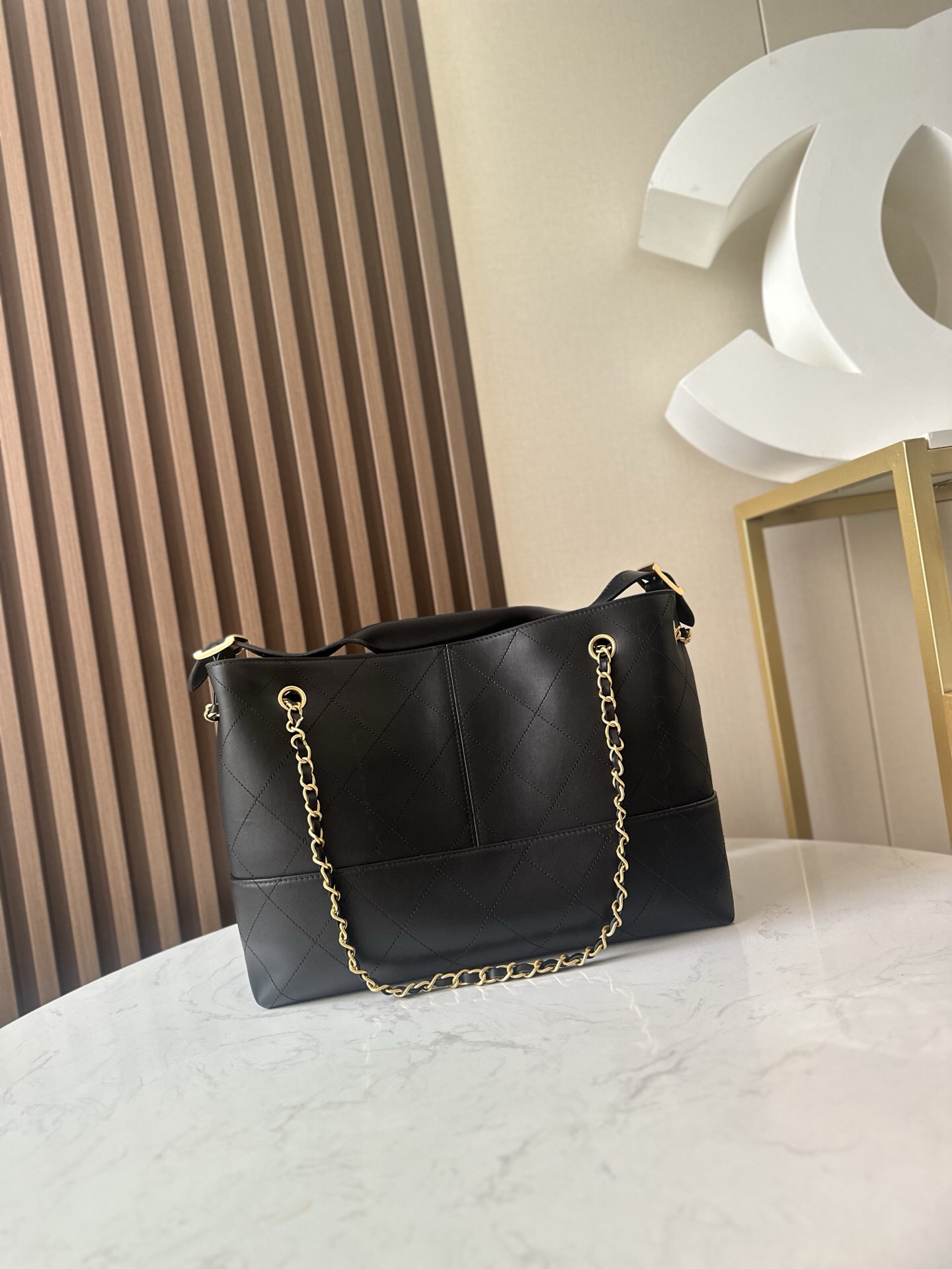 Chanel 25A Small Calfskin Handbag - Image 4