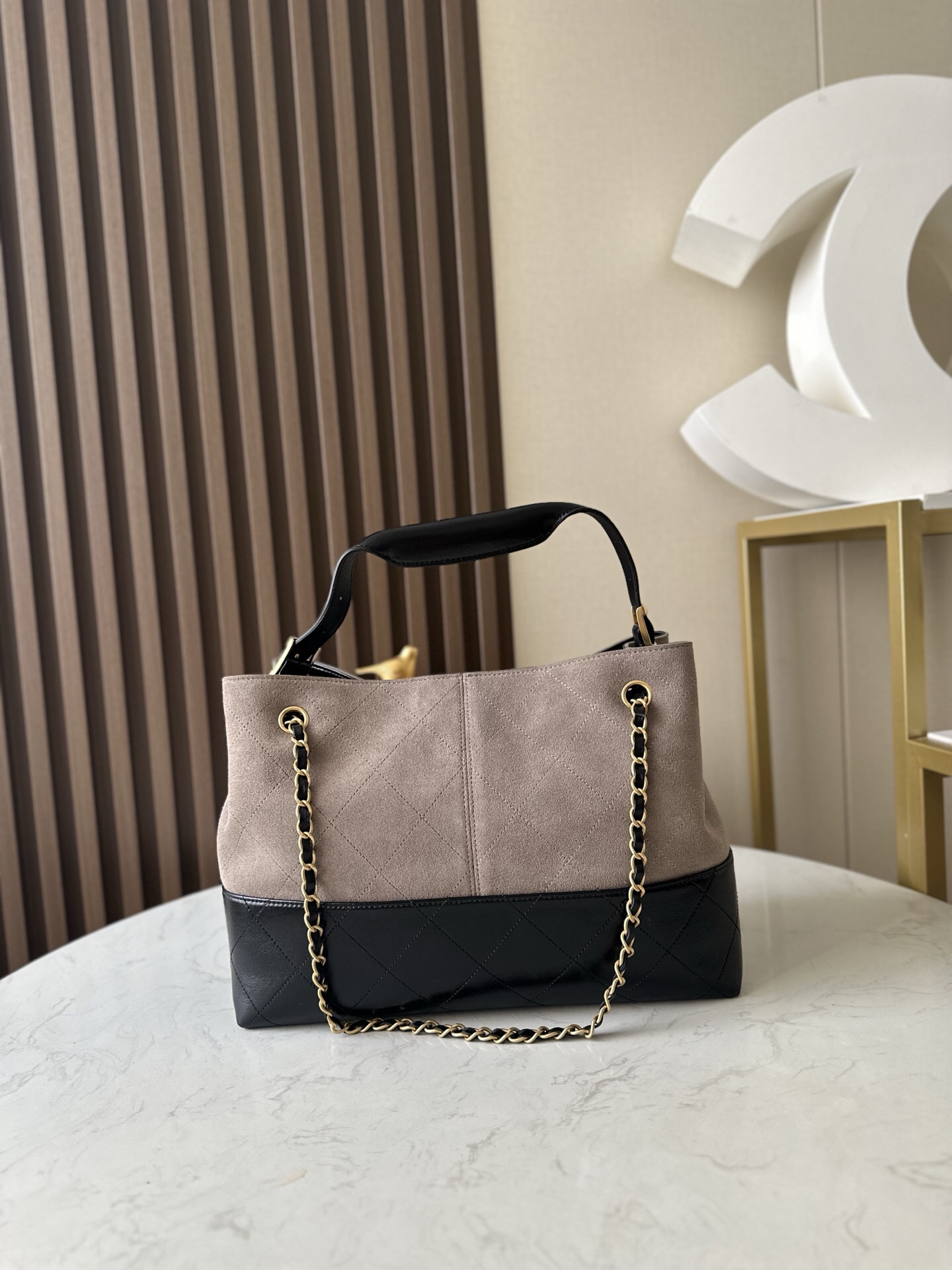 Chanel 25A Handmade Lambskin Bag - Image 4