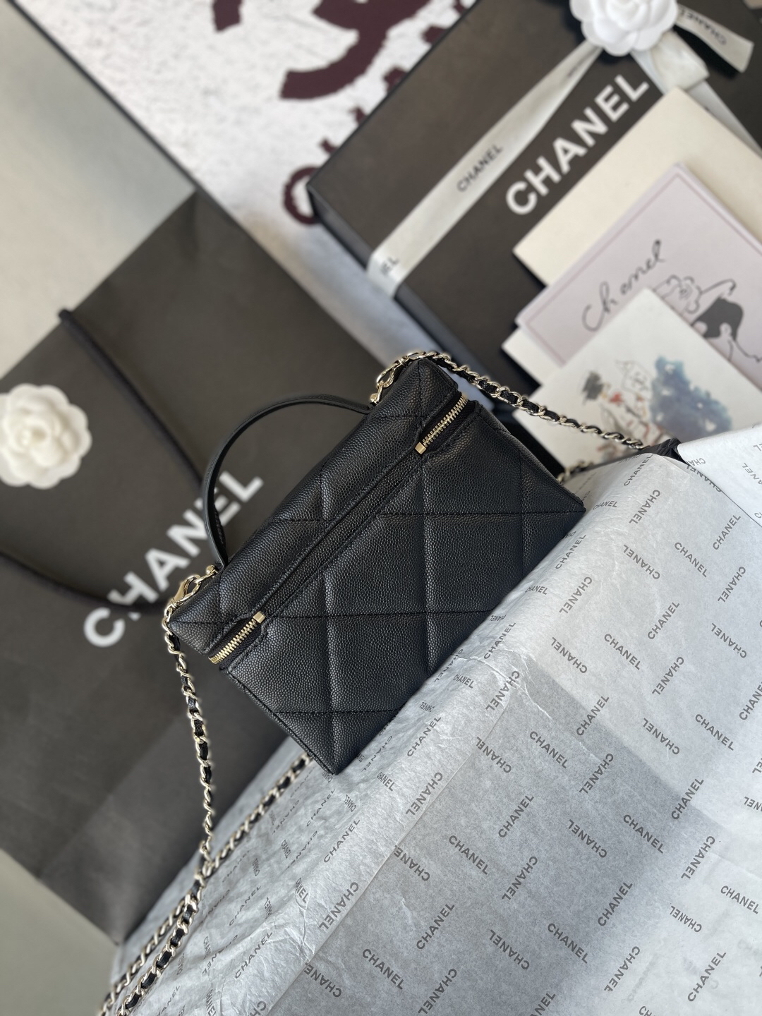 Chanel Diamond-Quilted Lunchbox Bag - Image 4