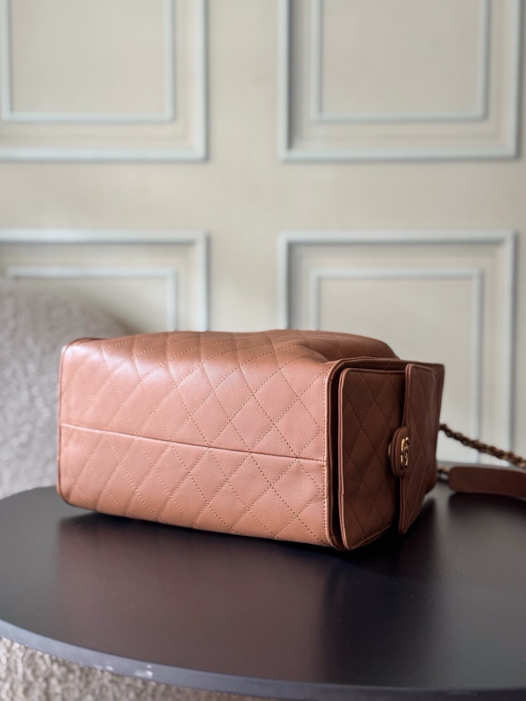 Chanel 25 Hobo Shoulder Bag in Textured Leather - Image 4