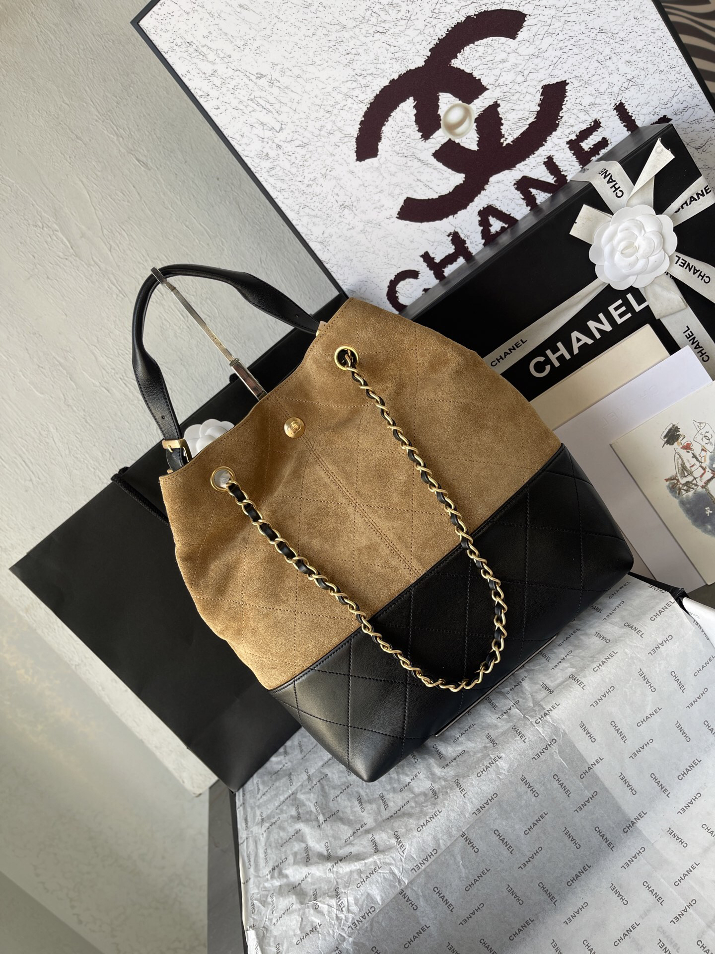Chanel Handbag with Geometric Pattern and Color-Block Design - Image 4