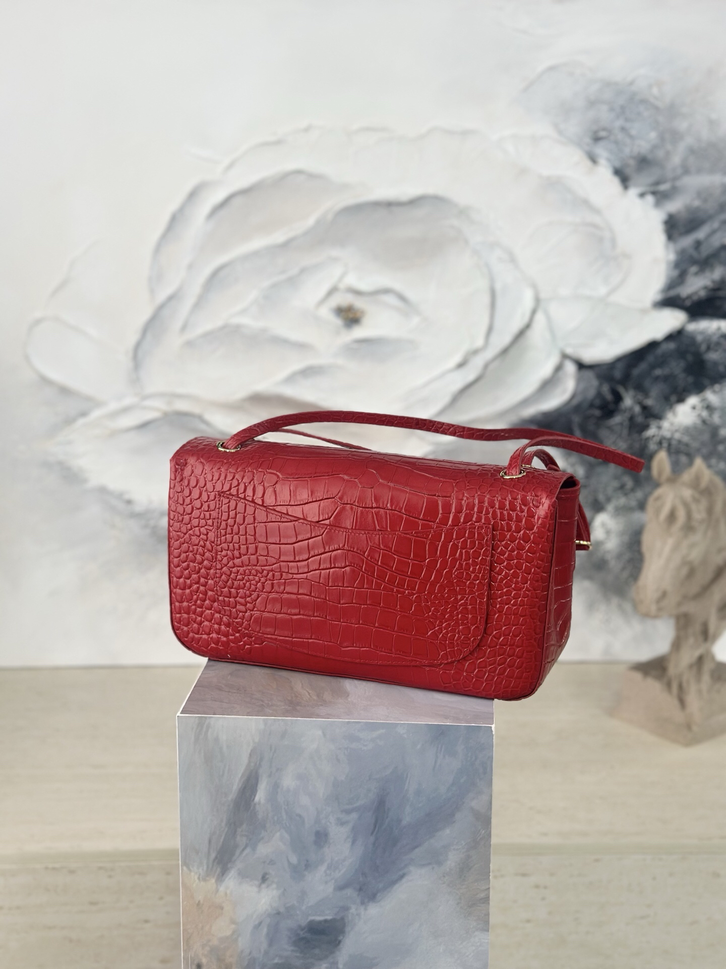 Burgundy Crocodile-Pattern Leather Large Flap Handbag with Gold Clasp - Image 4