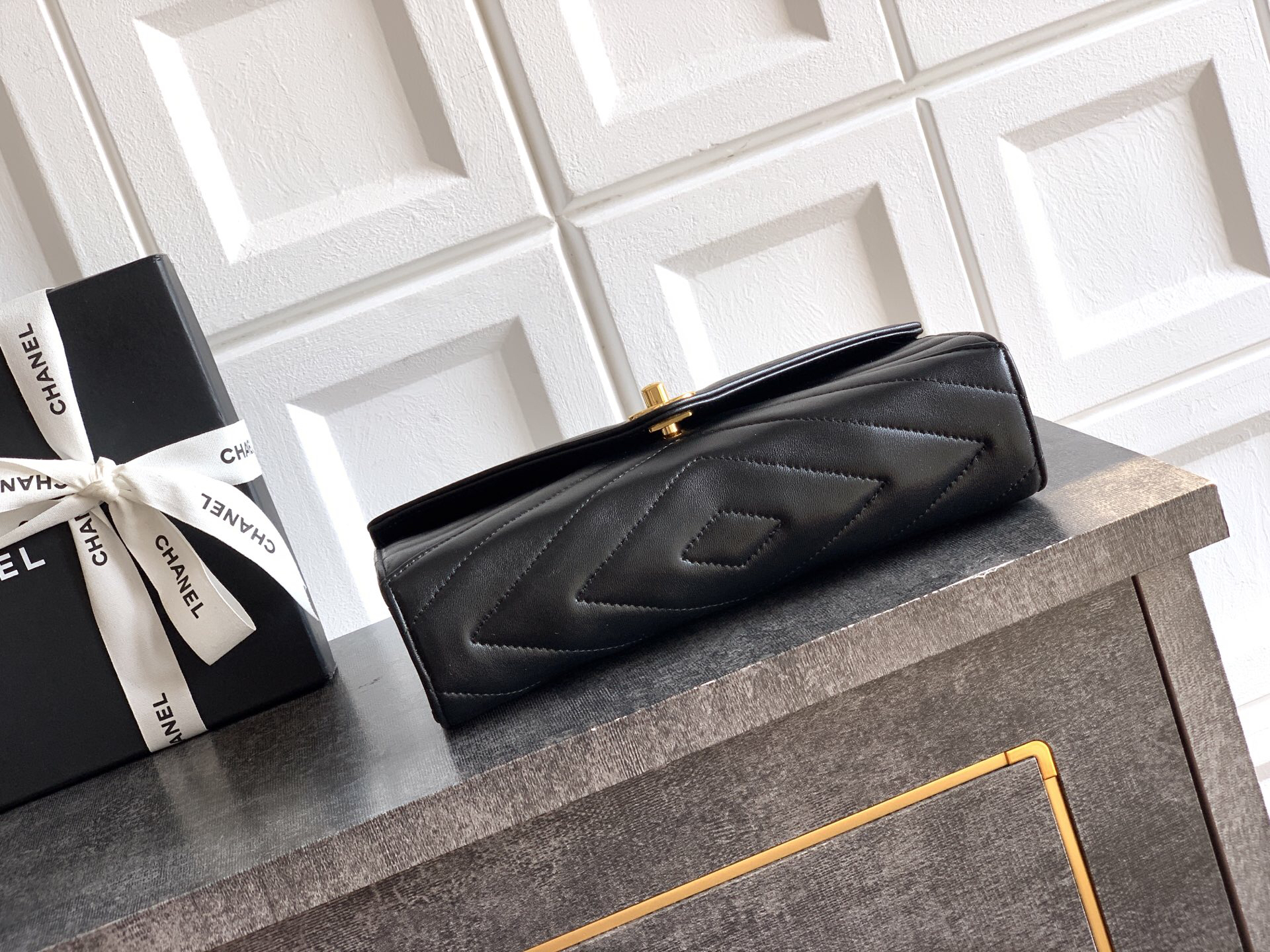 Black 26X Series Leather Handbag - Image 4