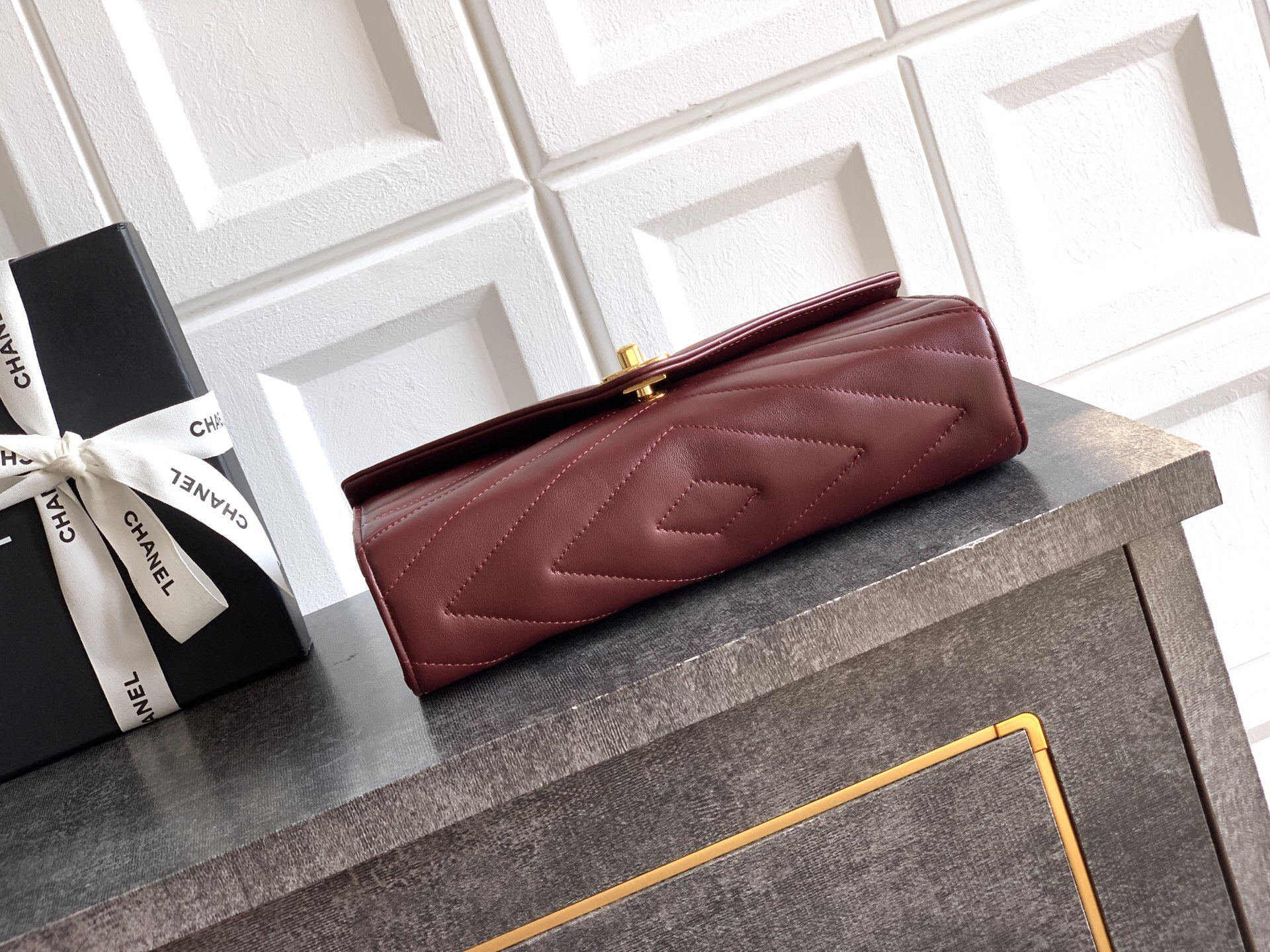 Red 26X Series Leather Handbag - Image 4