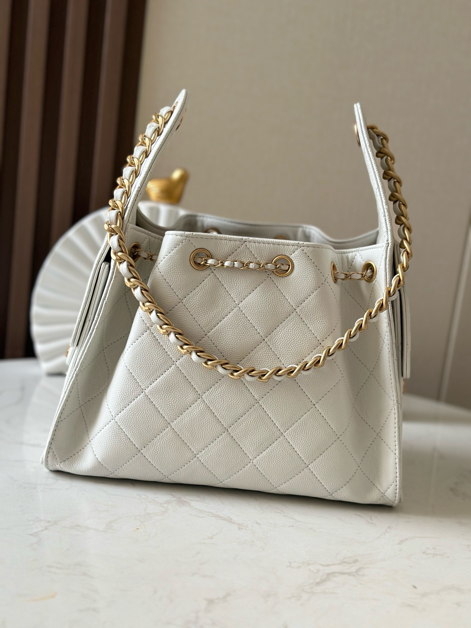 Chanel Hobo Underarm Bag in White Quilted Leather - Image 4