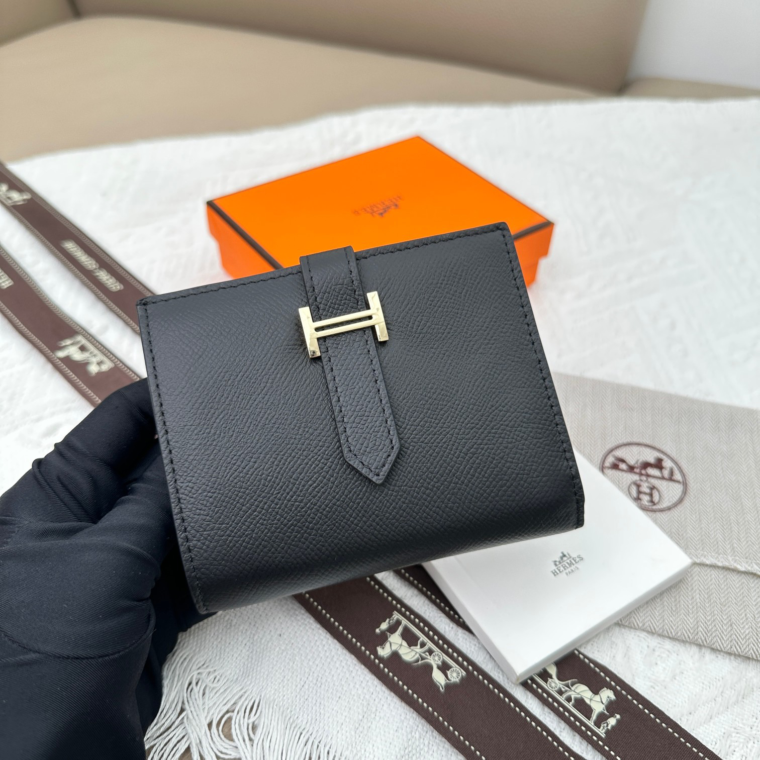 Hermes 5120 Palm-Grain Leather Wallet with Gold-Tone Clasp - Image 4