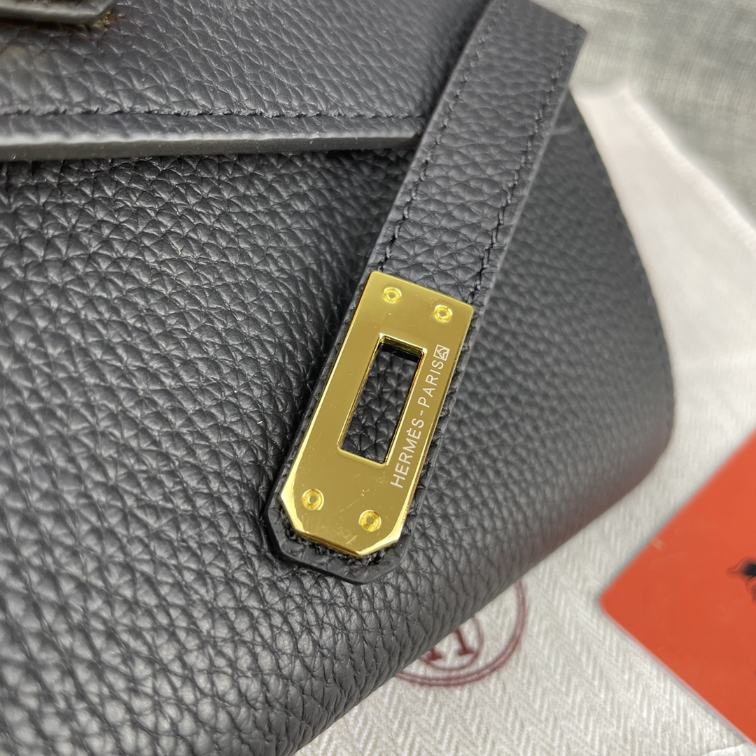 Hermès Kelly Handbag in Togo Leather with Gold-Tone Hardware - Image 4