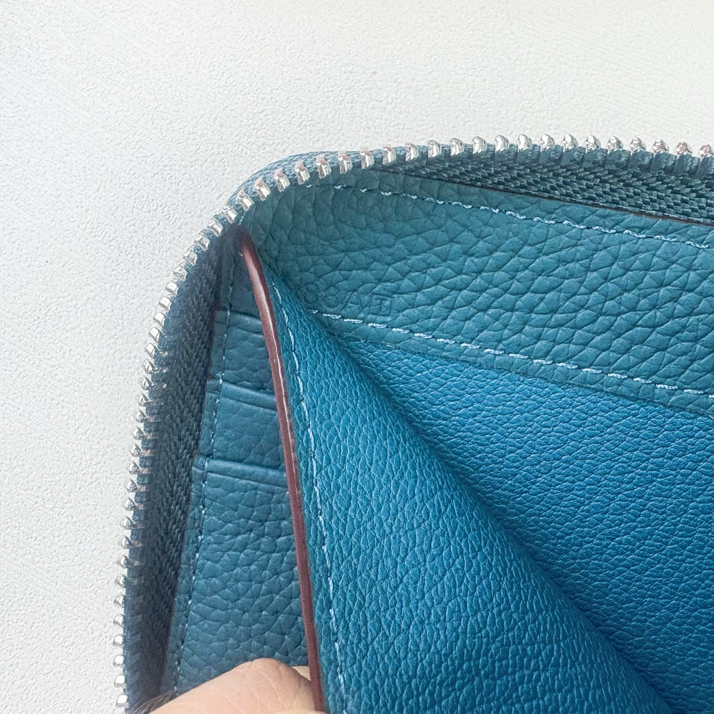 Hermes Silk'in Zip Wallet in Barenia and Togo Leather - Image 4