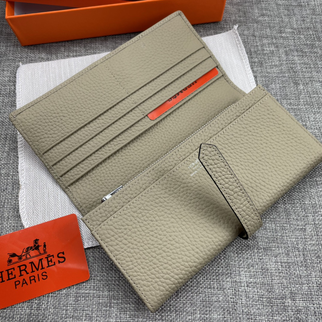 Hermes Women's Solid Leather Bifold Wallet - Image 4