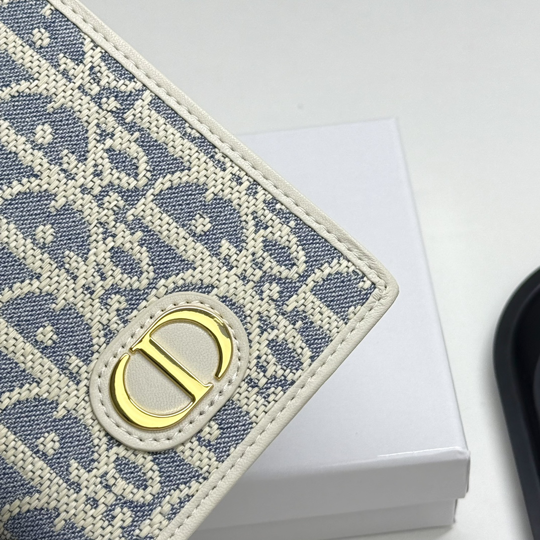 Dior 30 Montaigne Passport Holder - Image 4