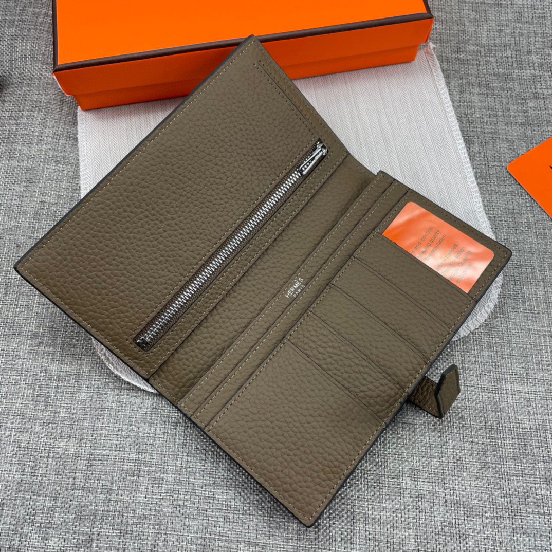 Hermès Women's Leather Vertical Wallet - Image 4