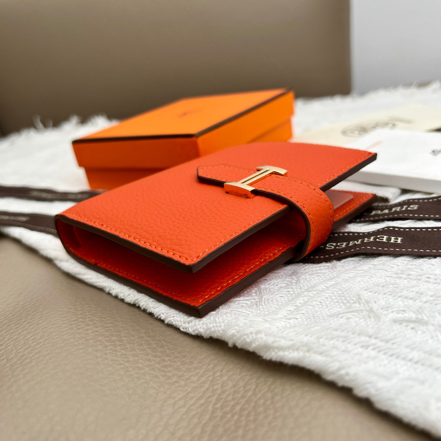 Hermes Leather Wallet with Metal Clasp - Image 4