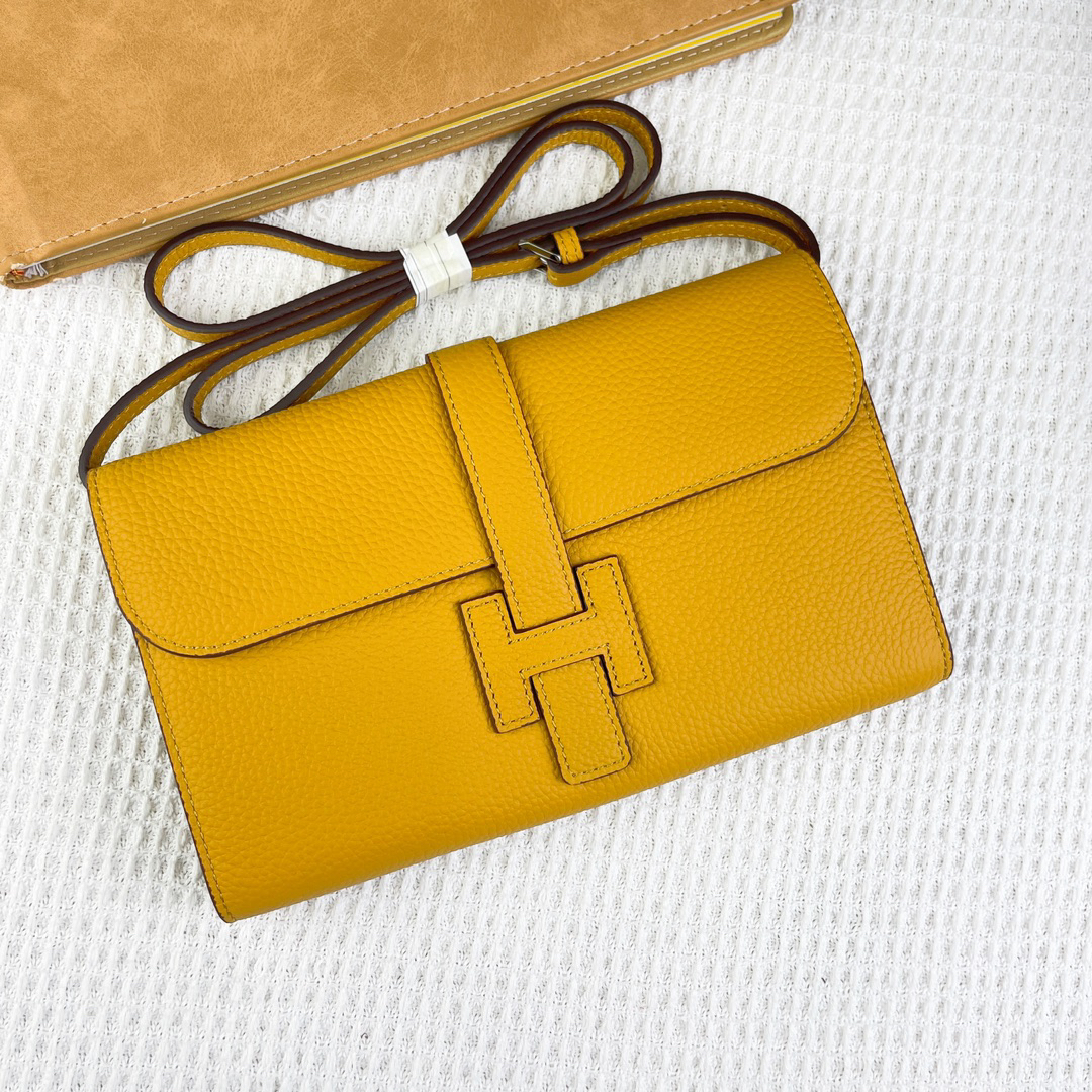 Hermès H538-2 Litchi-Grain Leather Shoulder Crossbody Bag - Image 4