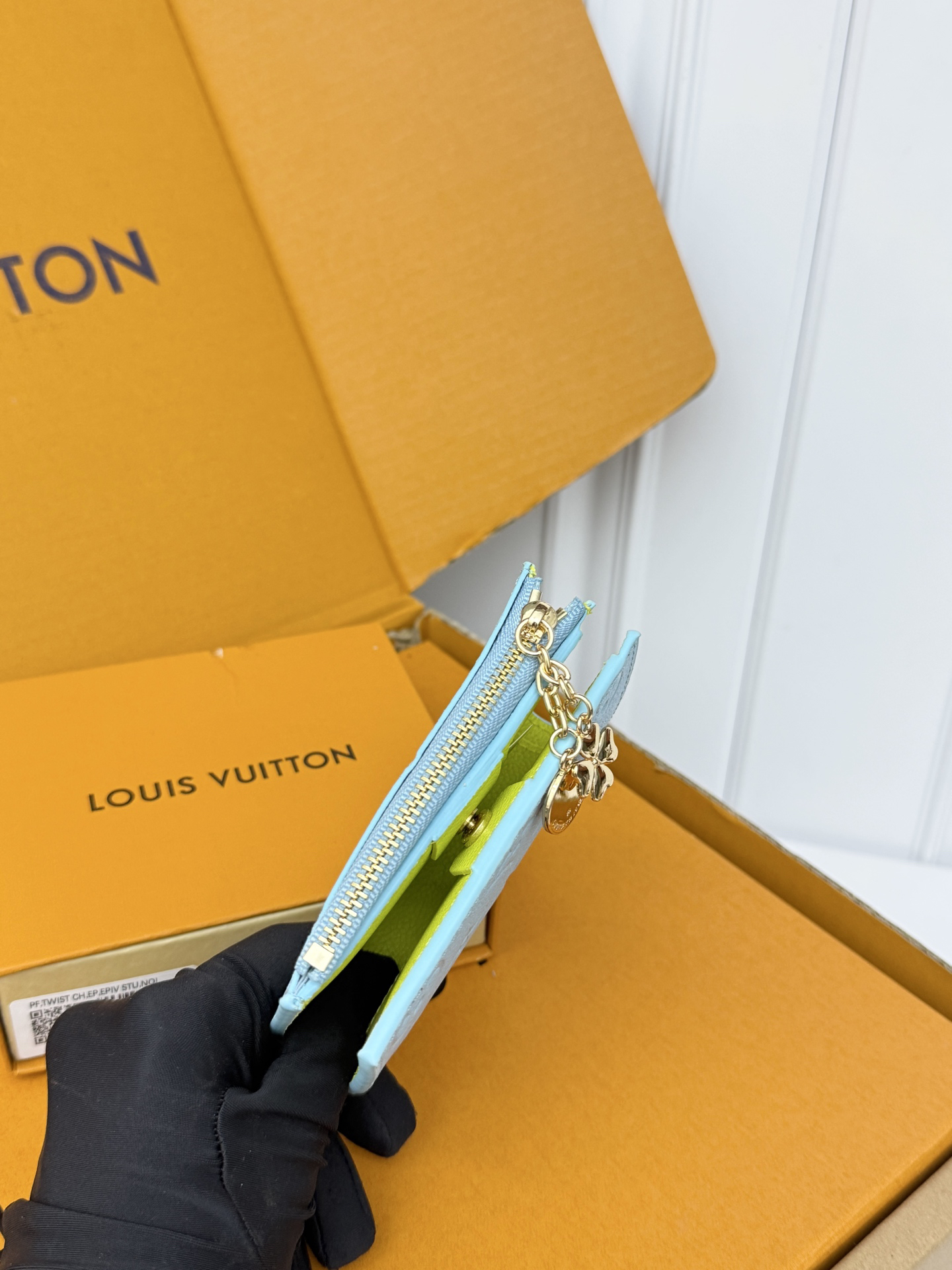 Louis Vuitton Lisa Monogram Wallet with Four-Leaf Clover Charm - Image 4