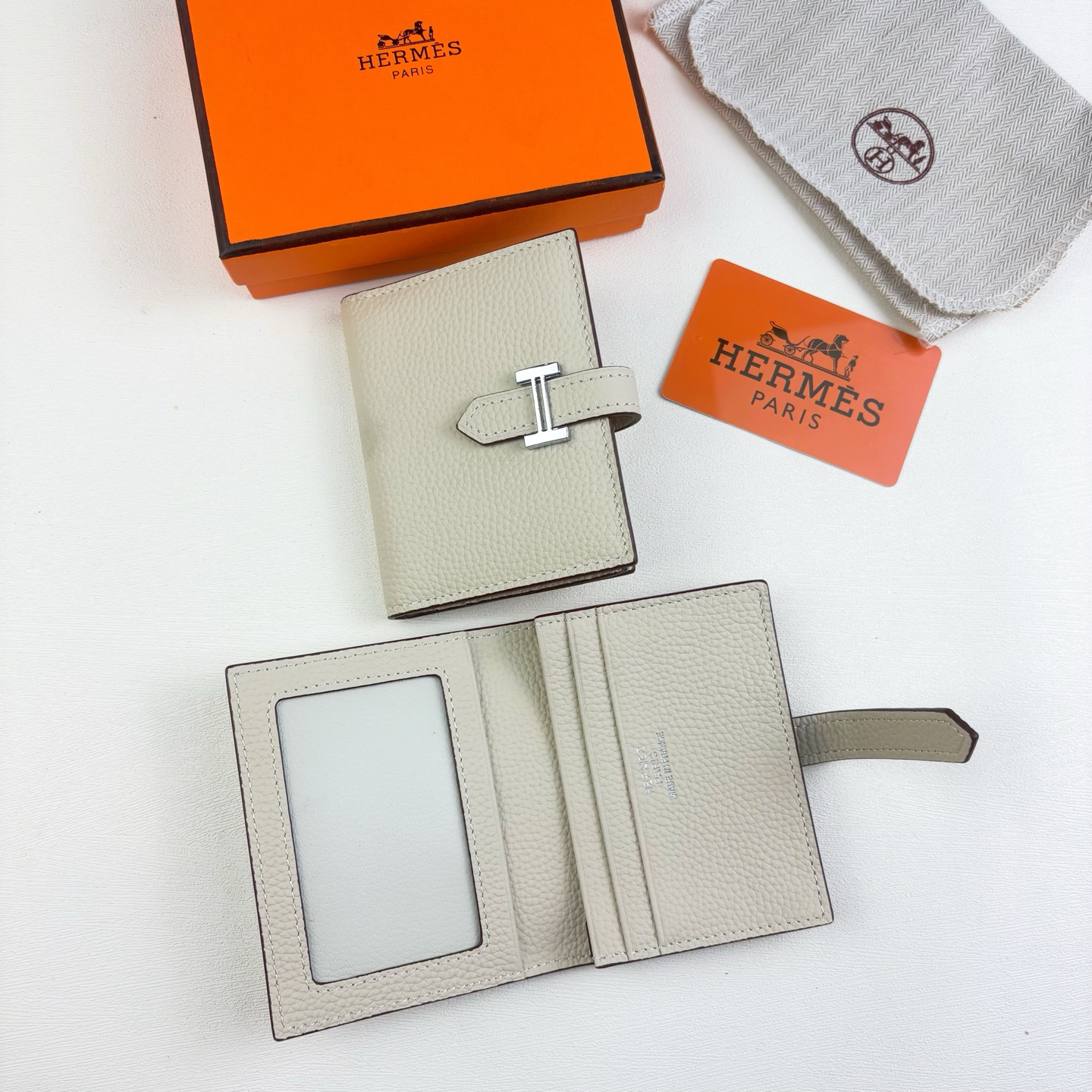 Hermès Togo Leather Card Holder with H-Lock - Image 4