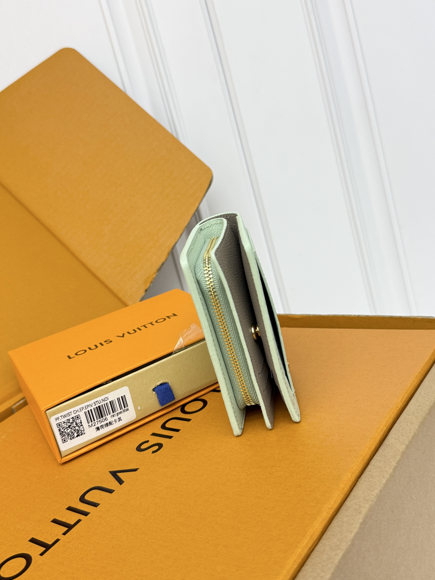 Louis Vuitton M27506 Mint Green Embossed Cowhide Leather Wallet - Image 4