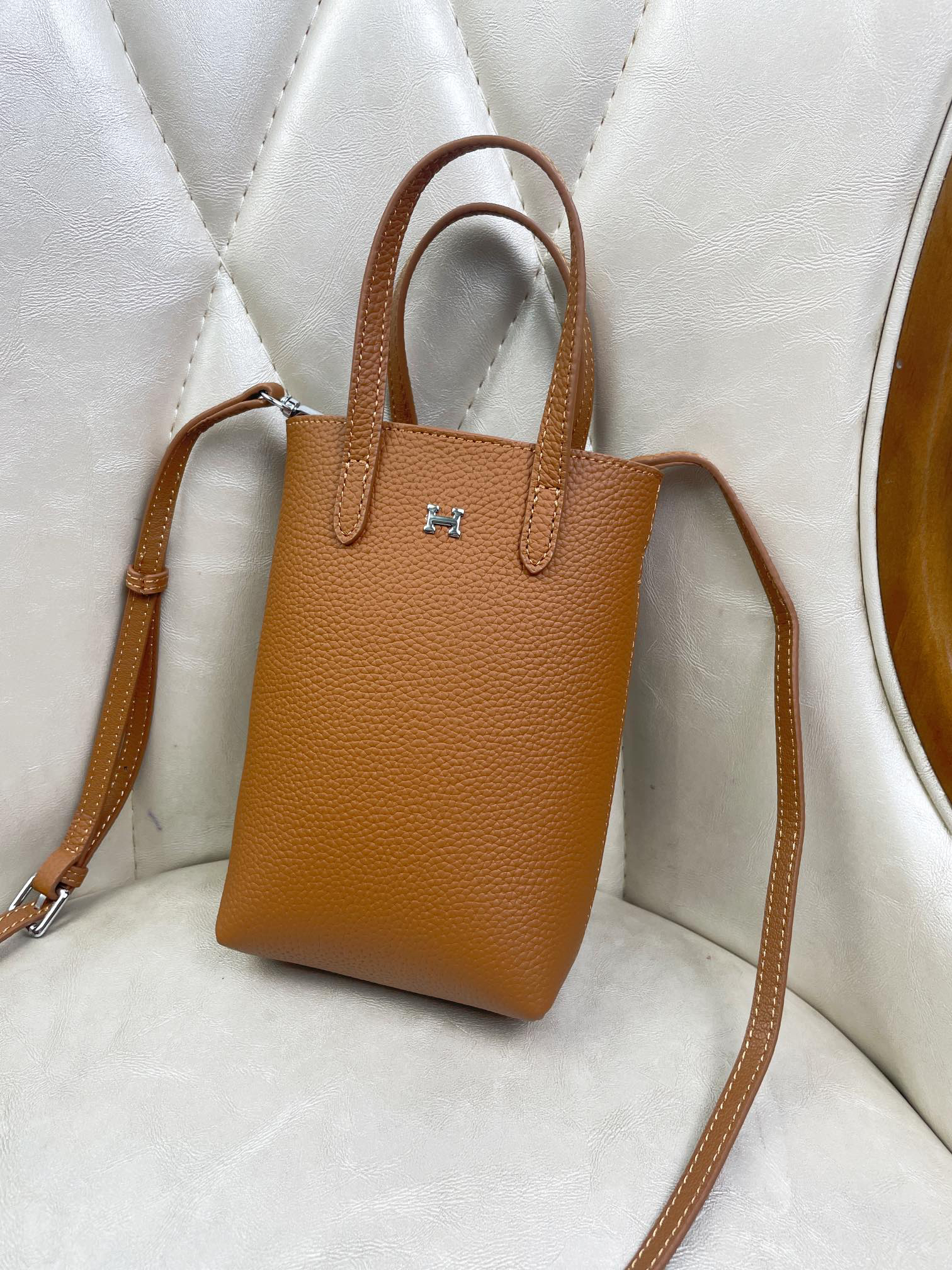 Hermès Leather Multi-Function Crossbody Phone Bag - Image 4