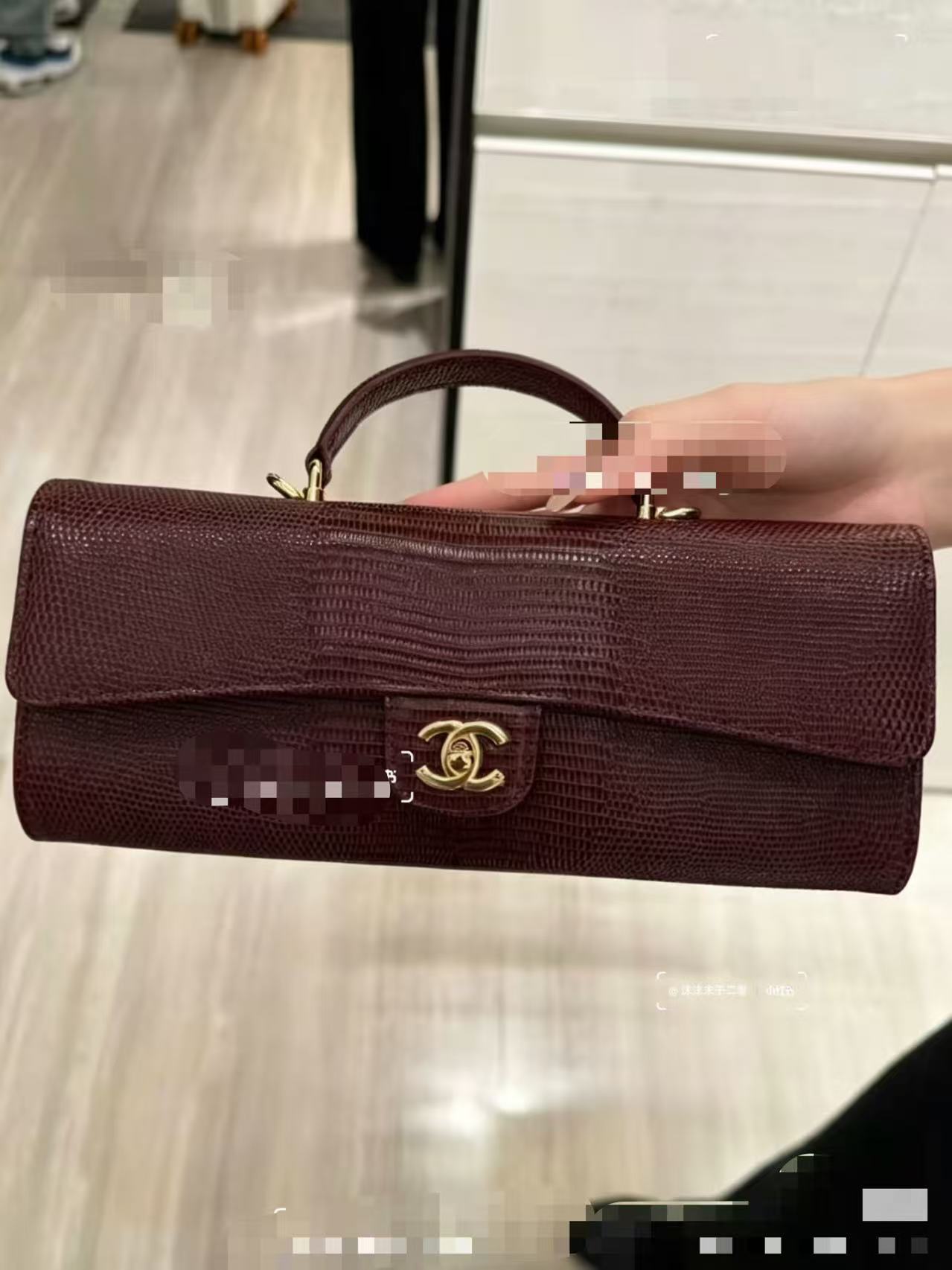 Chanel 26A Burgundy Crocodile-Embossed Leather Shoulder Bag - Image 5