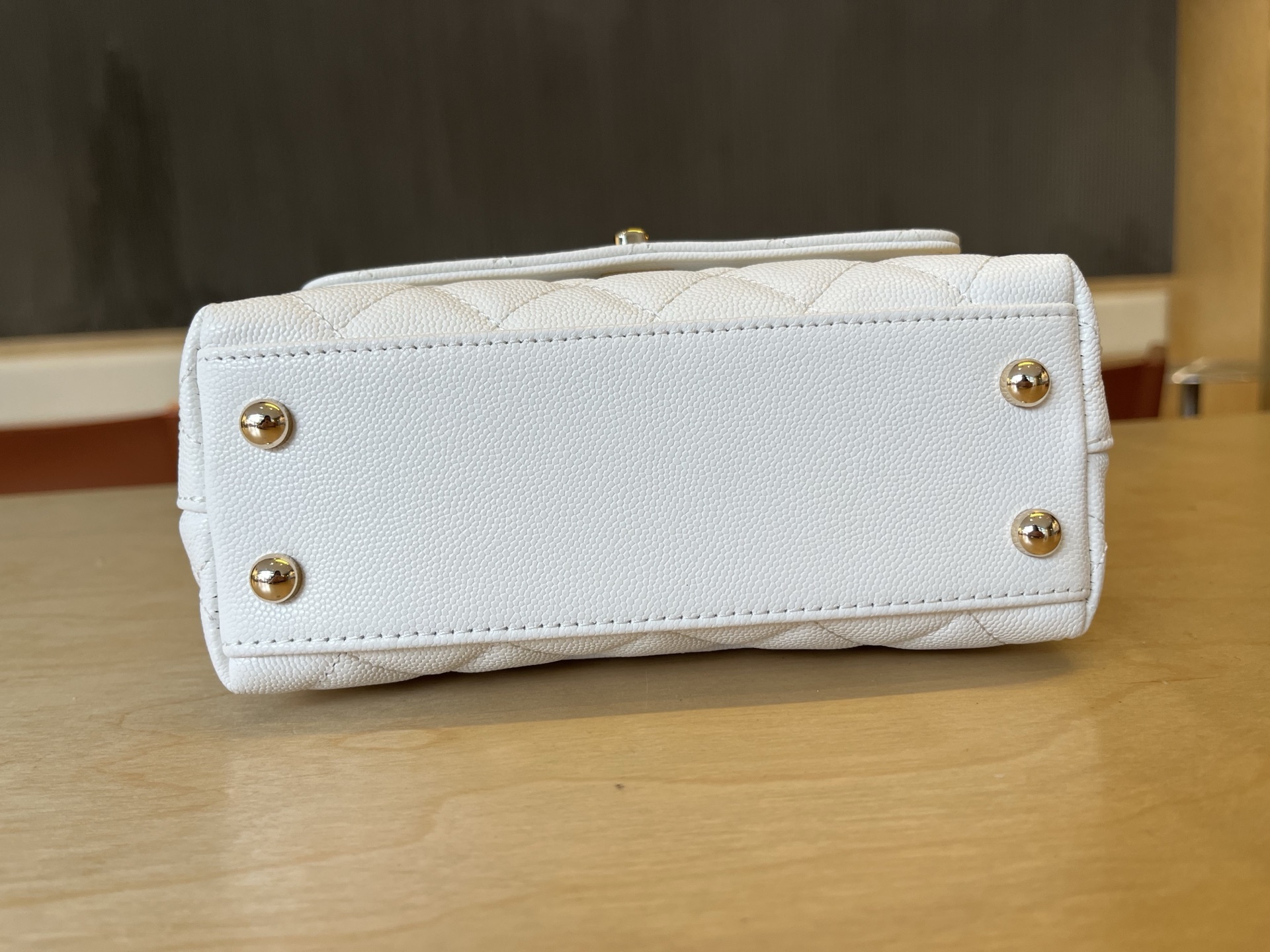 Chanel AS2215 Coco Handle Calfskin Top-Handle Bag - Image 5
