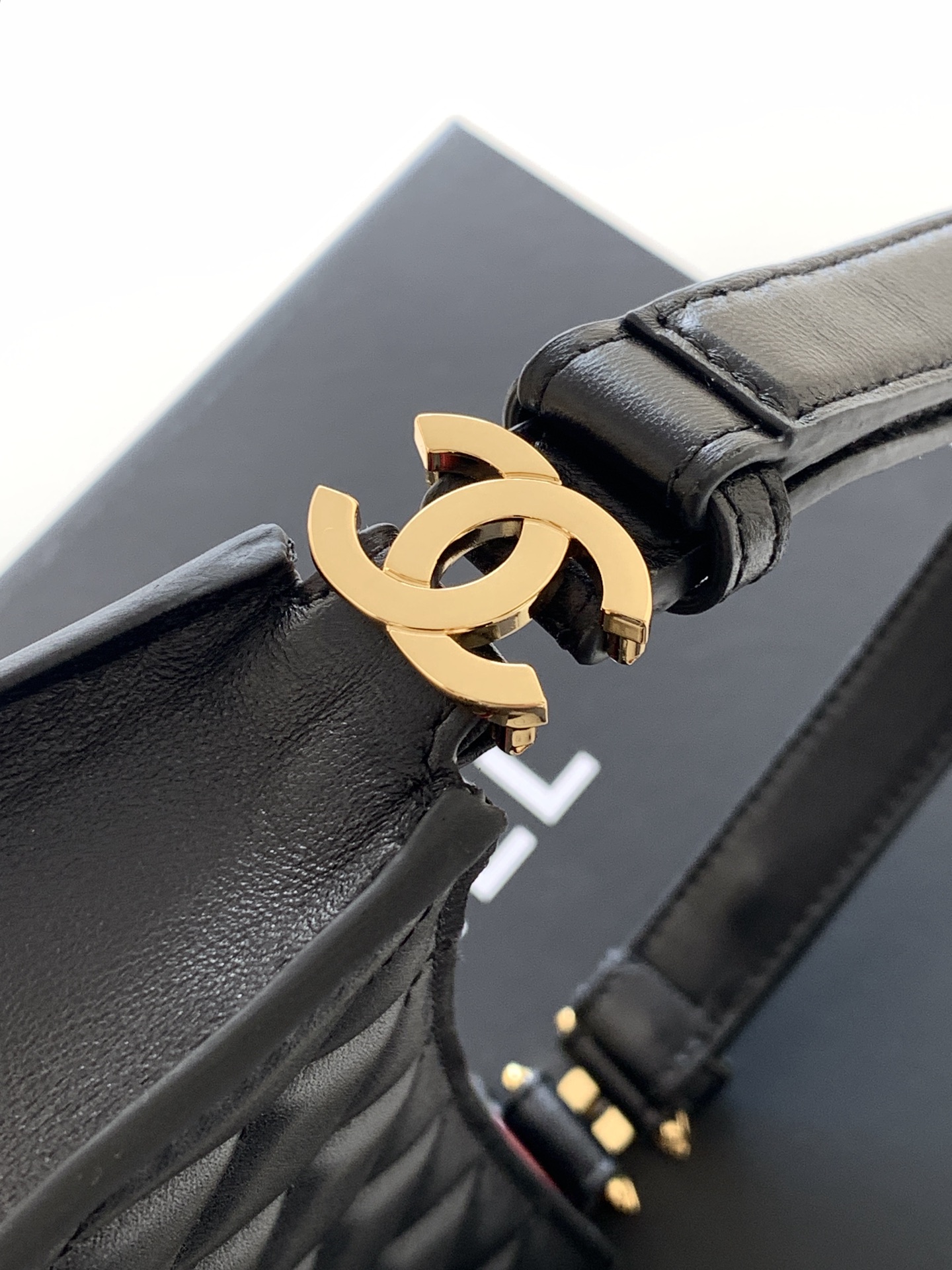 Chanel 26X Christmas Limited Quilted Lambskin Shoulder Bag - Image 5