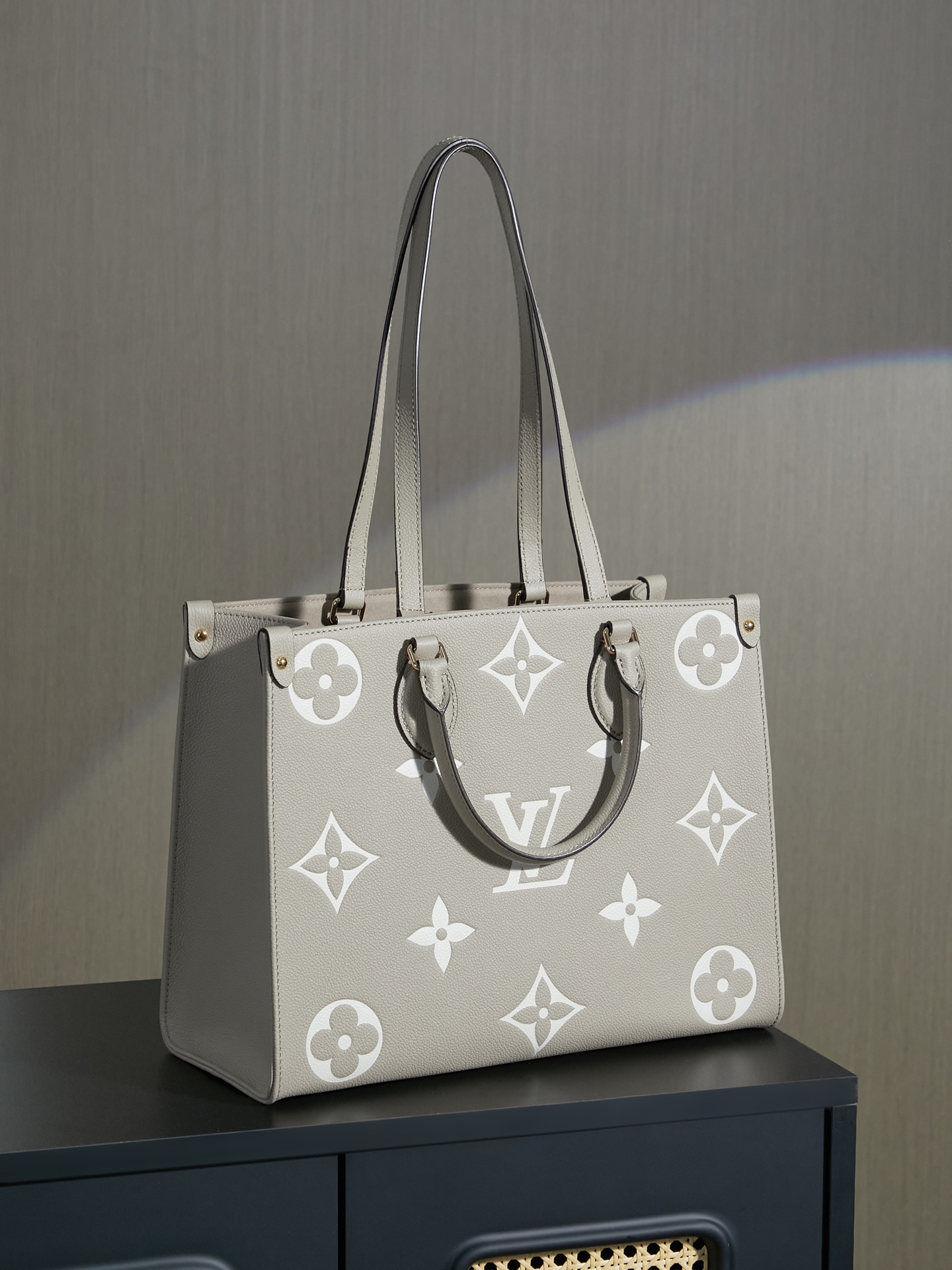 Louis Vuitton OnTheGo MM Medium Tote Bag M45494 - Image 5