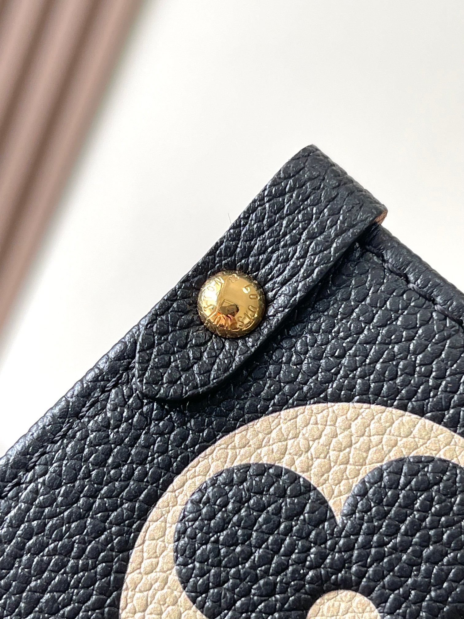 Louis Vuitton Onthego Medium Handbag - Image 5