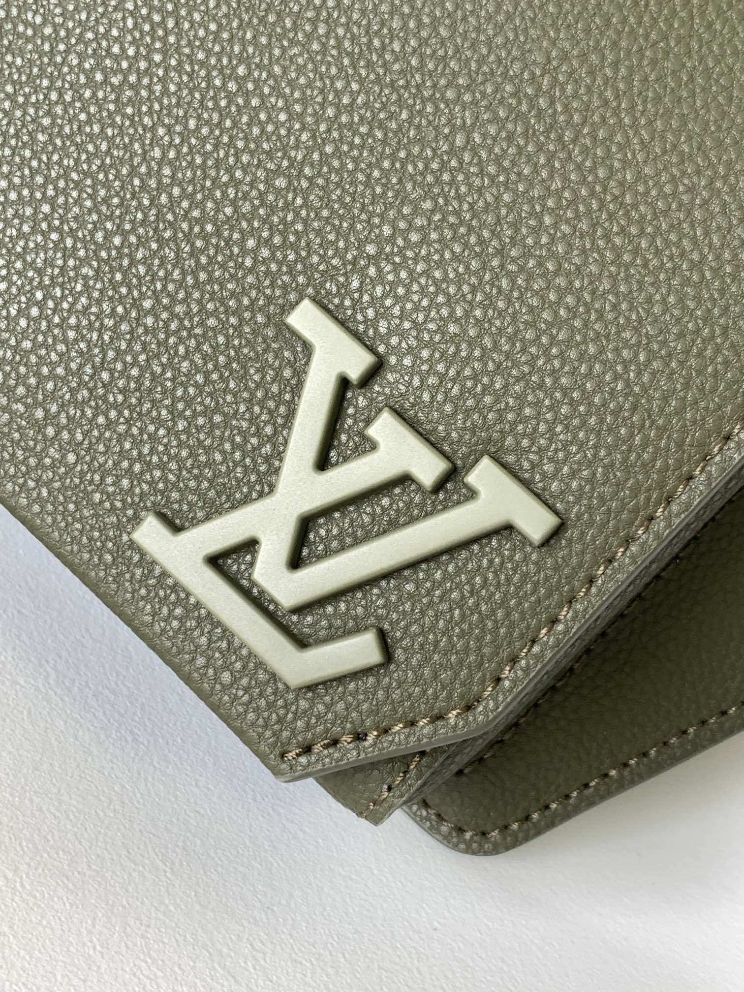 Louis Vuitton Aerogram M21364 Leather Shoulder Bag - Image 5