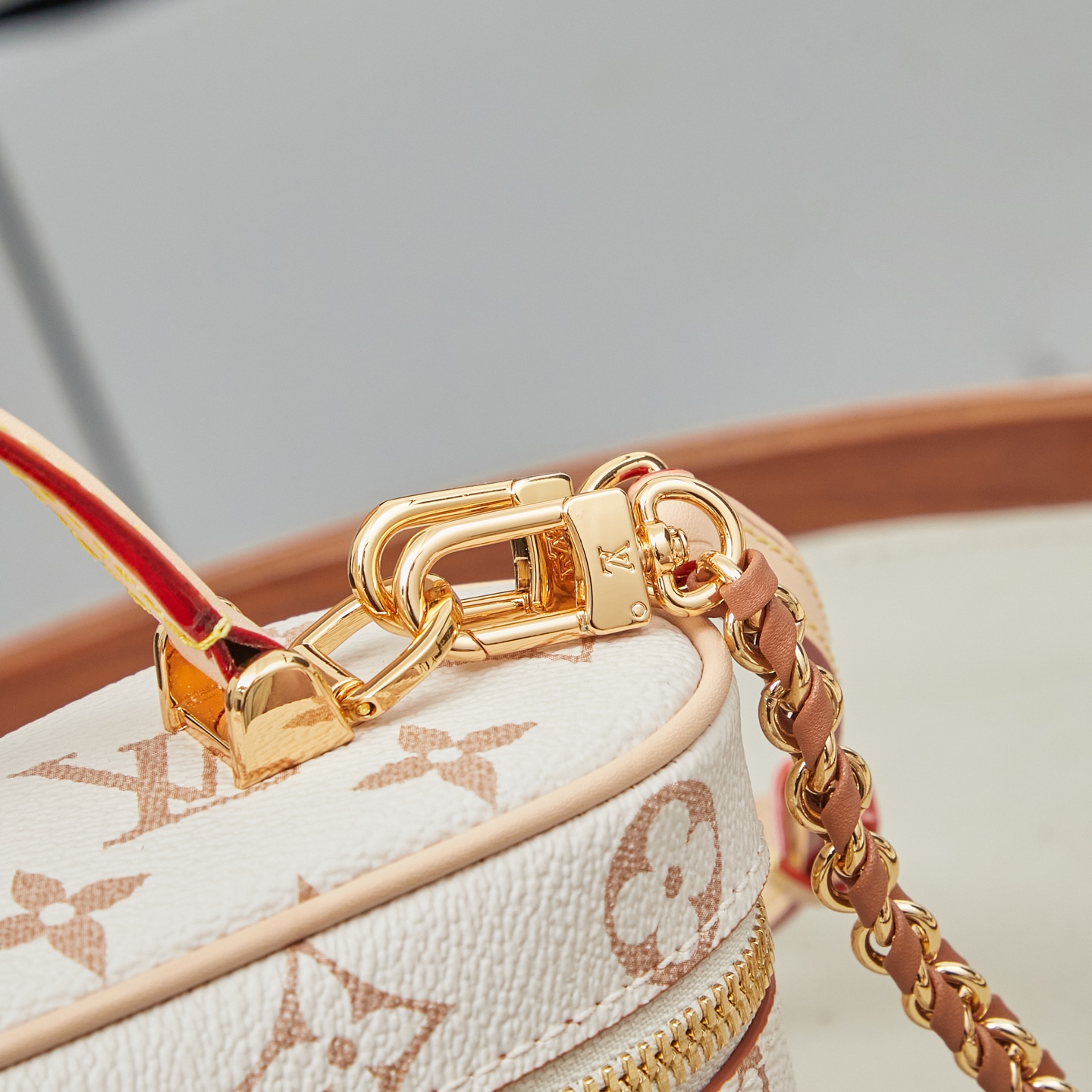 Louis Vuitton M29782 Vanity Chain Pouch – LV Crafty Monogram Dune - Image 5