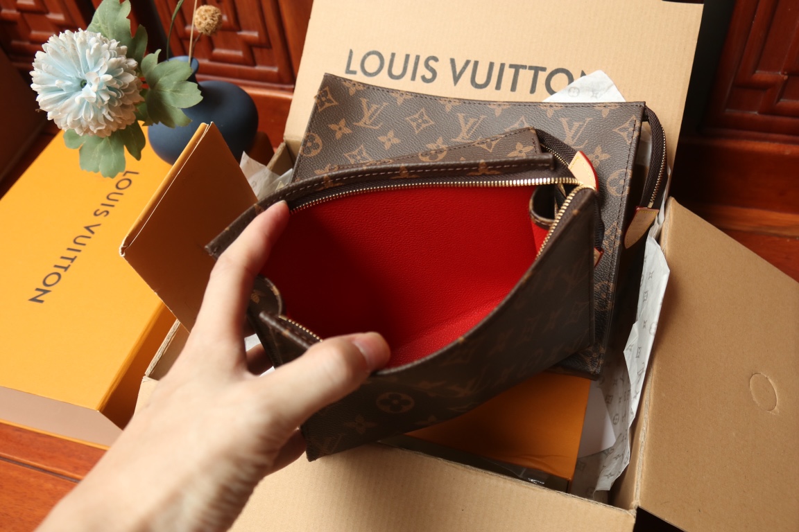 Louis Vuitton M47195 Three-Piece Bag Set - Image 5